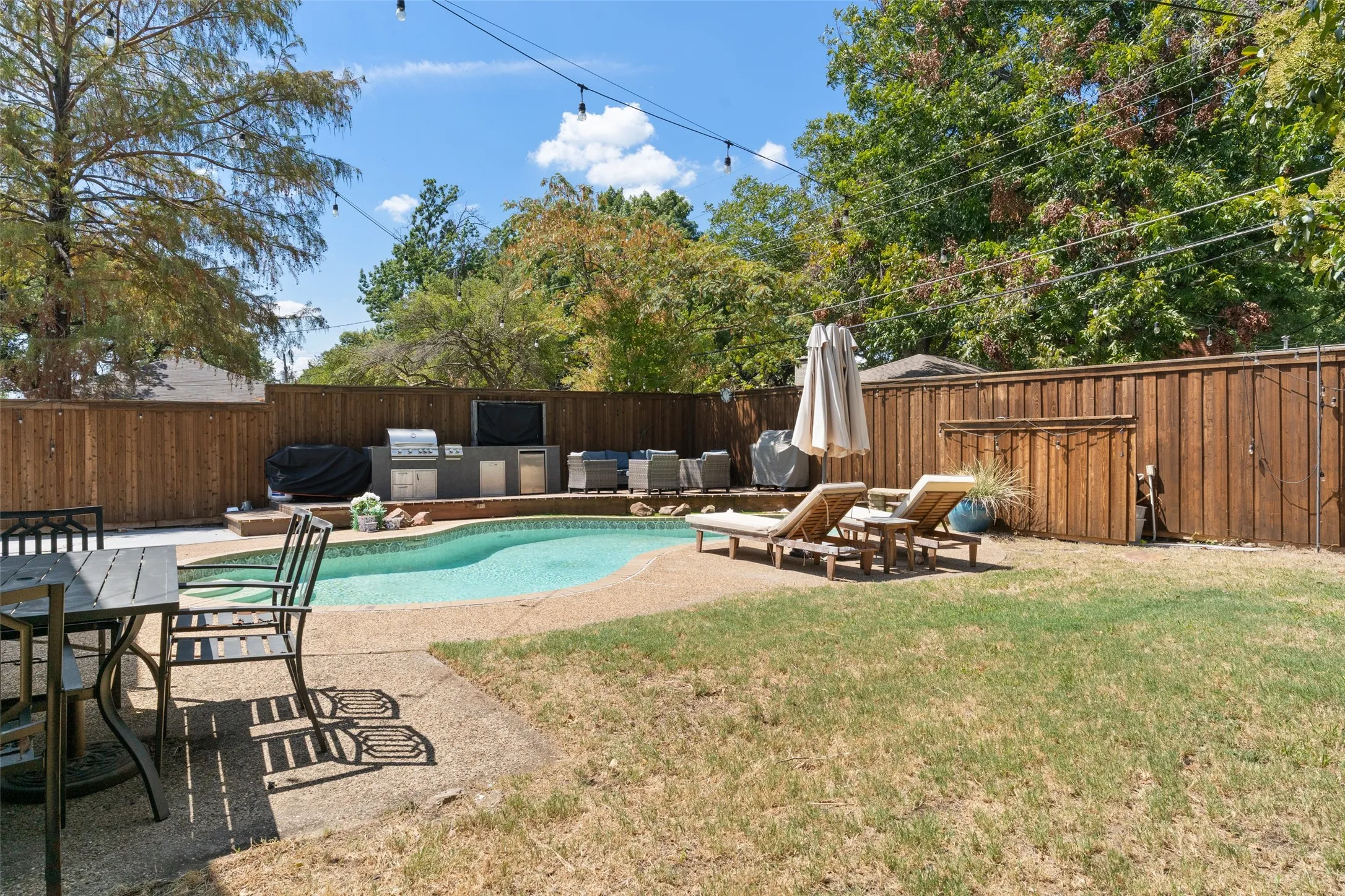 Single Family Residence For Sale in Dallas County , 6759 E Mockingbird Lane, Dallas, Texas 75214, 2 Bedroom, 2 Bathroom, 2 Garage spaces, 1,545 Sqft, built in 1956, mls#21396484, Real Estate Agent in Dallas, Homes For Sale in Dallas county, Homes For Sale in Dallas, Realtor in Dallas Texas, Real Estate Brokerage Independent Realty Texas, Luminita Cordes Realtor