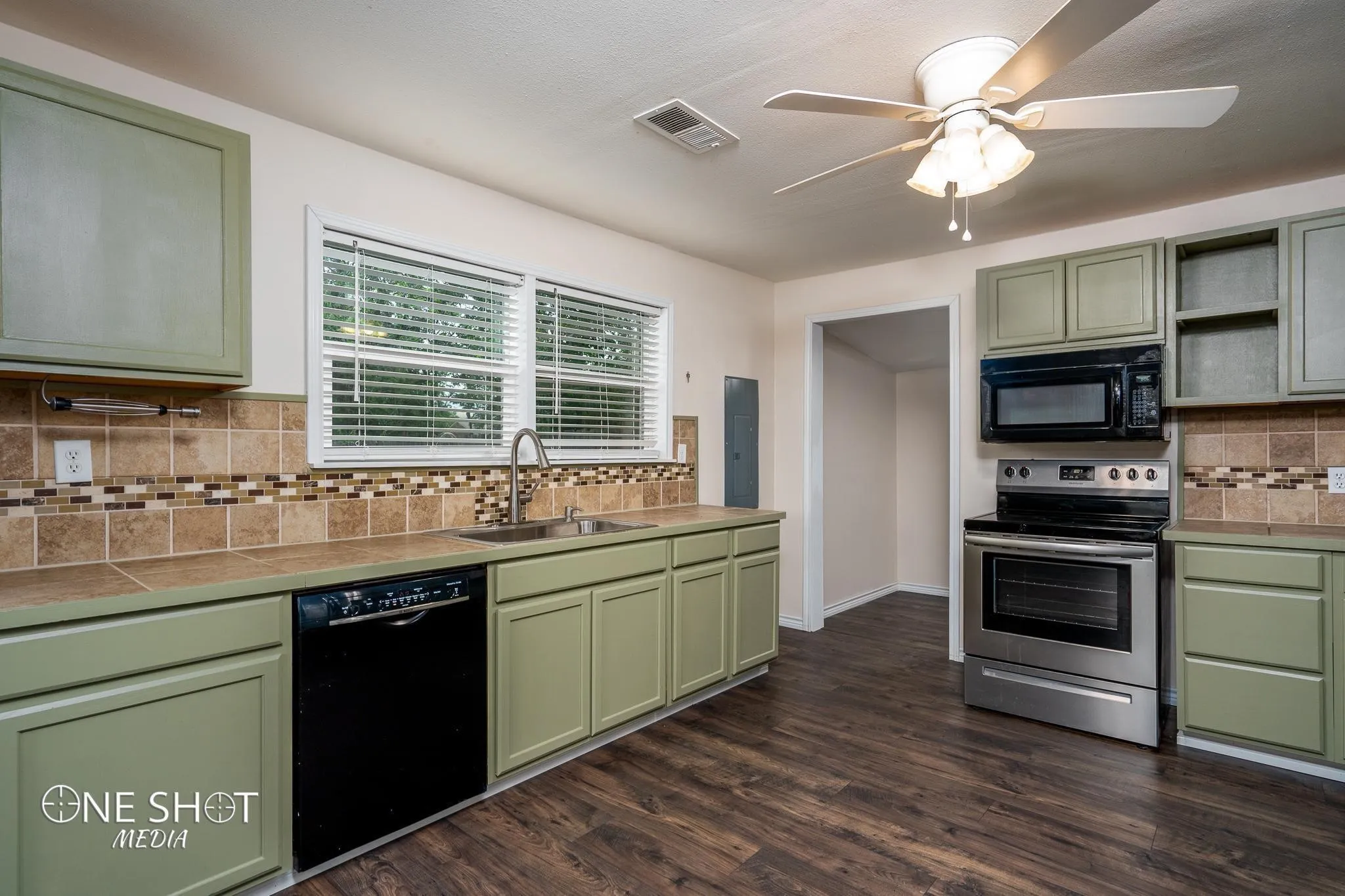 Single Family Residence For Rent in Taylor County , 2133 Ross Avenue, Abilene, Texas 79605, 3 Bedroom, 2 Bathroom, Garage spaces, 1,566 Sqft, built in 1948, mls#21396495, Real Estate Agent in Abilene, Homes For Rent in Taylor county, Homes For Rent in Abilene, Realtor in Abilene Texas, Real Estate Brokerage Independent Realty Texas, Luminita Cordes Realtor
