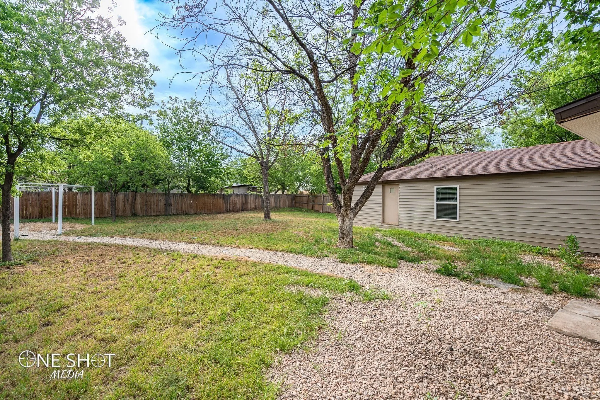 Single Family Residence For Rent in Taylor County , 2133 Ross Avenue, Abilene, Texas 79605, 3 Bedroom, 2 Bathroom, Garage spaces, 1,566 Sqft, built in 1948, mls#21396495, Real Estate Agent in Abilene, Homes For Rent in Taylor county, Homes For Rent in Abilene, Realtor in Abilene Texas, Real Estate Brokerage Independent Realty Texas, Luminita Cordes Realtor