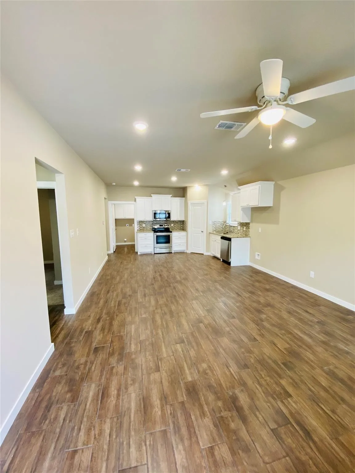 Single Family Residence For Rent in Grayson County , 307 N Colbert Avenue, Sherman, Texas 75090, 3 Bedroom, 2 Bathroom, Garage spaces, 1,230 Sqft, built in 2020, mls#21396510, Real Estate Agent in Sherman, Homes For Rent in Grayson county, Homes For Rent in Sherman, Realtor in Sherman Texas, Real Estate Brokerage Independent Realty Texas, Luminita Cordes Realtor