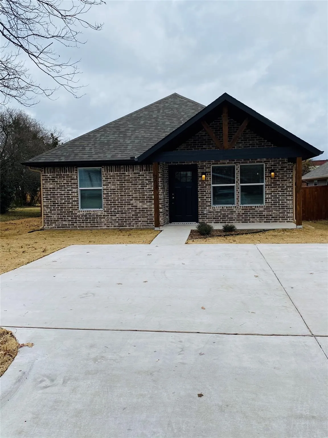 Single Family Residence For Rent in Grayson County , 307 N Colbert Avenue, Sherman, Texas 75090, 3 Bedroom, 2 Bathroom, Garage spaces, 1,230 Sqft, built in 2020, mls#21396510, Real Estate Agent in Sherman, Homes For Rent in Grayson county, Homes For Rent in Sherman, Realtor in Sherman Texas, Real Estate Brokerage Independent Realty Texas, Luminita Cordes Realtor