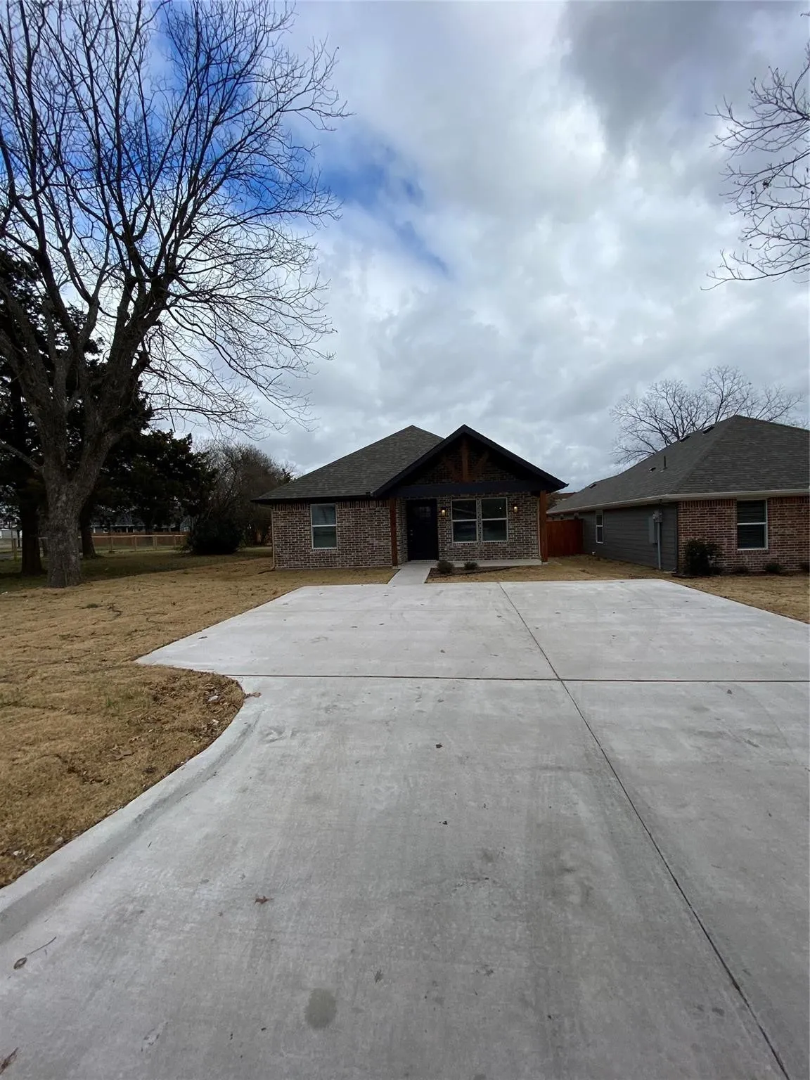 Single Family Residence For Rent in Grayson County , 307 N Colbert Avenue, Sherman, Texas 75090, 3 Bedroom, 2 Bathroom, Garage spaces, 1,230 Sqft, built in 2020, mls#21396510, Real Estate Agent in Sherman, Homes For Rent in Grayson county, Homes For Rent in Sherman, Realtor in Sherman Texas, Real Estate Brokerage Independent Realty Texas, Luminita Cordes Realtor