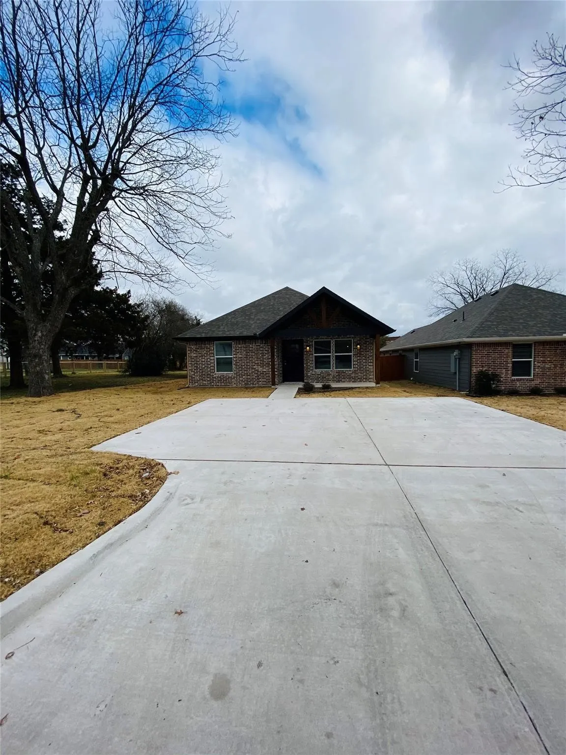 Single Family Residence For Rent in Grayson County , 307 N Colbert Avenue, Sherman, Texas 75090, 3 Bedroom, 2 Bathroom, Garage spaces, 1,230 Sqft, built in 2020, mls#21396510, Real Estate Agent in Sherman, Homes For Rent in Grayson county, Homes For Rent in Sherman, Realtor in Sherman Texas, Real Estate Brokerage Independent Realty Texas, Luminita Cordes Realtor