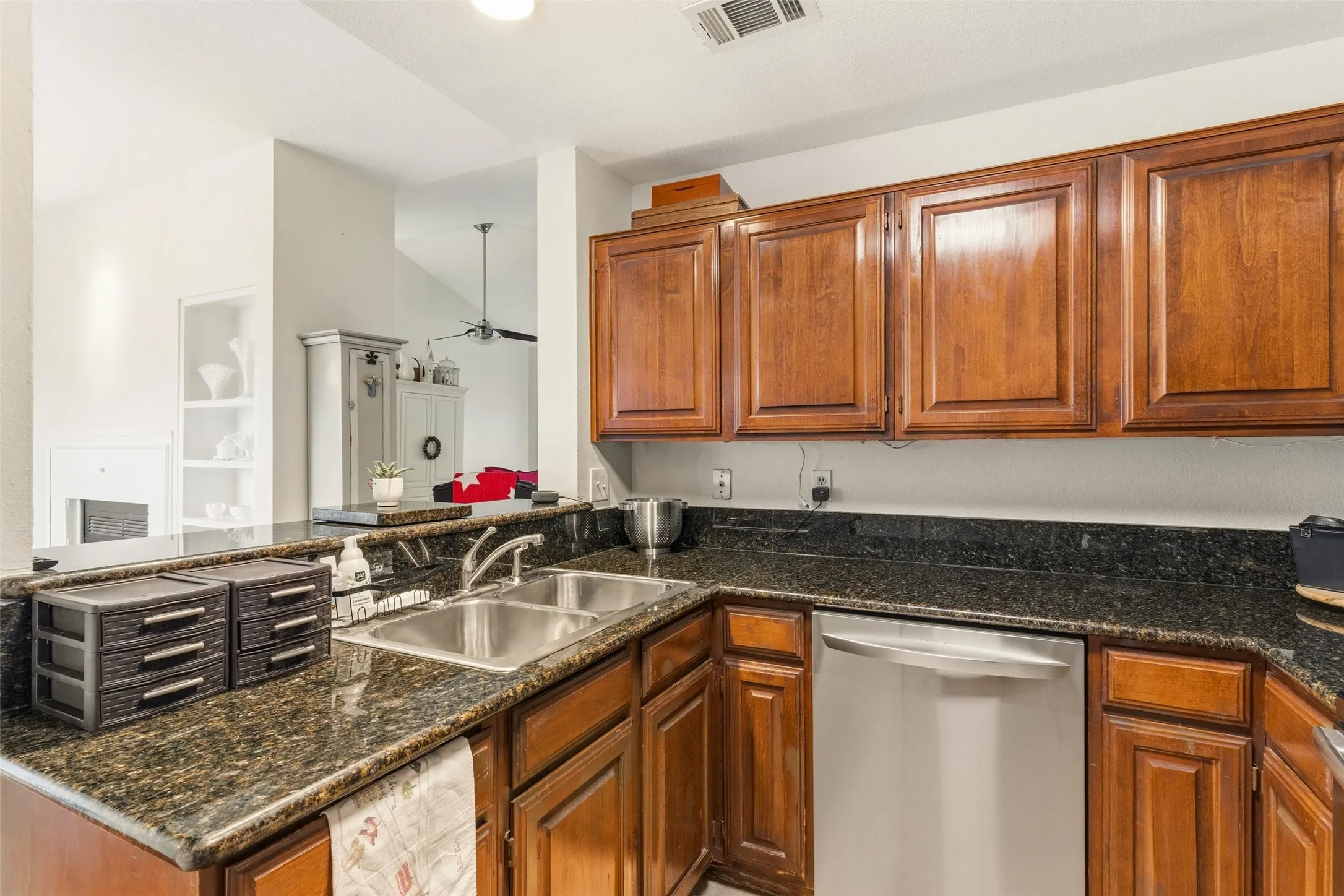 Condominium For Sale in Dallas County , 12660 Hillcrest Road 3205, Dallas, Texas 75230, 2 Bedroom, 2 Bathroom, Garage spaces, 1,154 Sqft, built in 1986, mls#21396509, Real Estate Agent in Dallas, Homes For Sale in Dallas county, Homes For Sale in Dallas, Realtor in Dallas Texas, Real Estate Brokerage Independent Realty Texas, Luminita Cordes Realtor