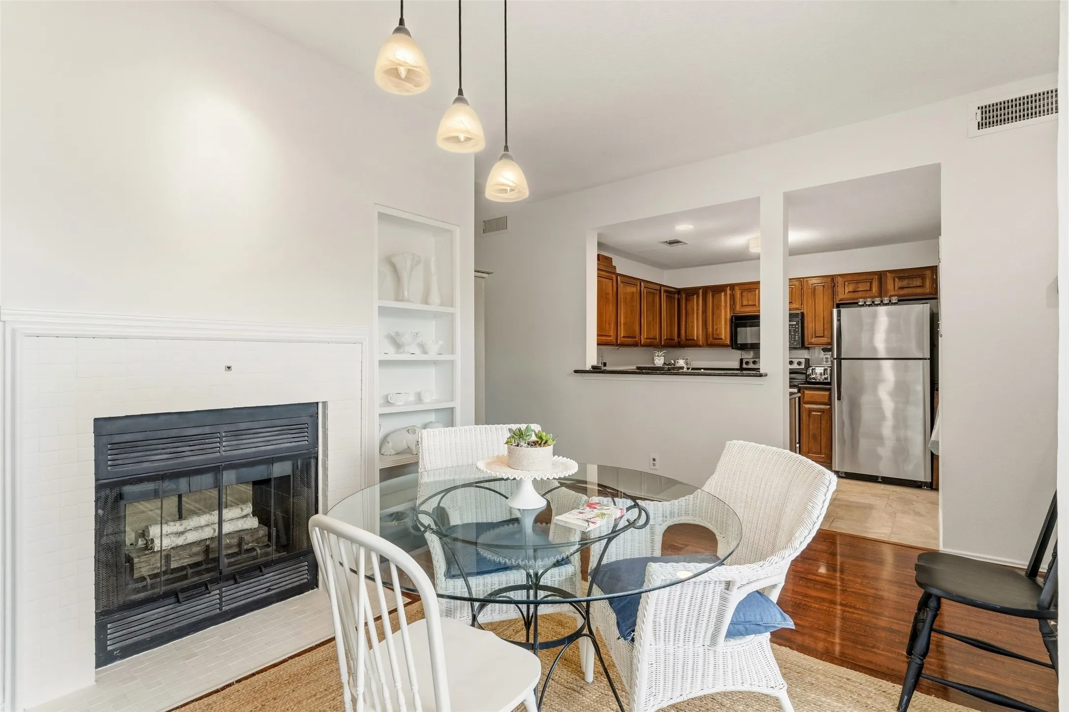 Condominium For Sale in Dallas County , 12660 Hillcrest Road 3205, Dallas, Texas 75230, 2 Bedroom, 2 Bathroom, Garage spaces, 1,154 Sqft, built in 1986, mls#21396509, Real Estate Agent in Dallas, Homes For Sale in Dallas county, Homes For Sale in Dallas, Realtor in Dallas Texas, Real Estate Brokerage Independent Realty Texas, Luminita Cordes Realtor
