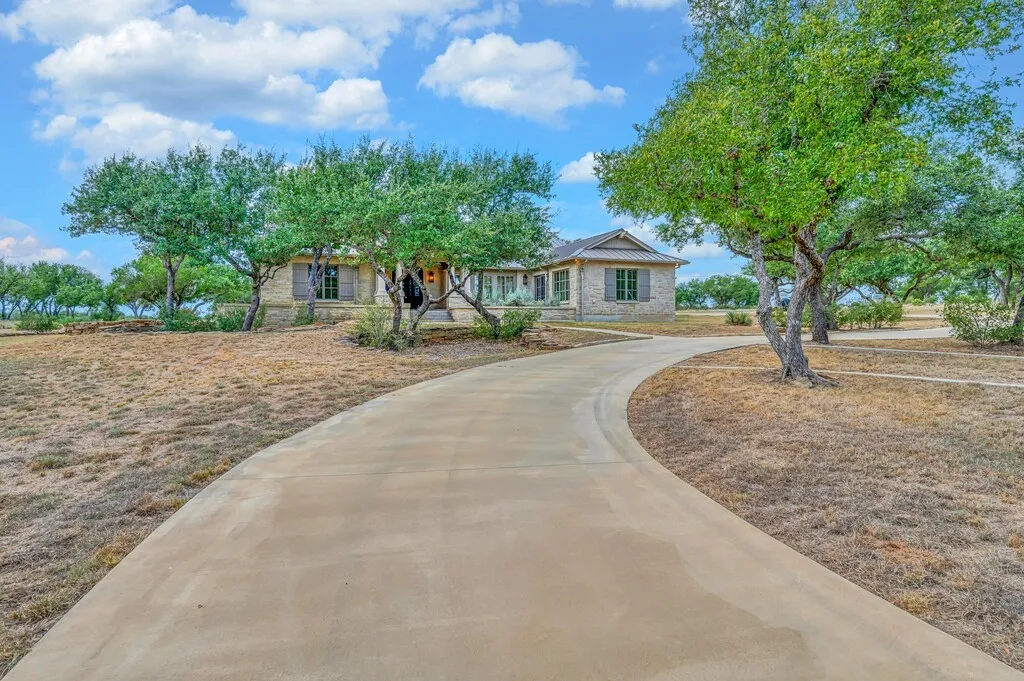 Single Family Residence For Sale in Burnet County , 3989 Sunset Cliff Road, Burnet, Texas 78611, 3 Bedroom, 3 Bathroom, 2 Garage spaces, 3,921 Sqft, built in 2021, mls#21390633, Real Estate Agent in Burnet, Homes For Sale in Burnet county, Homes For Sale in Burnet, Realtor in Burnet Texas, Real Estate Brokerage Independent Realty Texas, Luminita Cordes Realtor