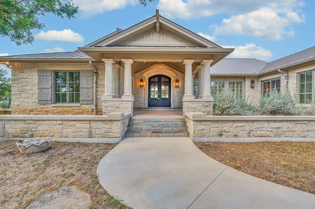 Single Family Residence For Sale in Burnet County , 3989 Sunset Cliff Road, Burnet, Texas 78611, 3 Bedroom, 3 Bathroom, 2 Garage spaces, 3,921 Sqft, built in 2021, mls#21390633, Real Estate Agent in Burnet, Homes For Sale in Burnet county, Homes For Sale in Burnet, Realtor in Burnet Texas, Real Estate Brokerage Independent Realty Texas, Luminita Cordes Realtor