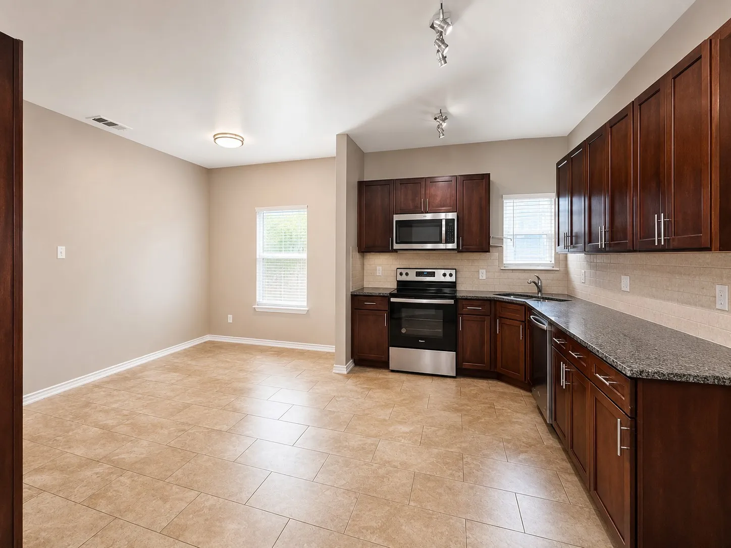 Single Family Residence For Rent in Fannin County , 719 E 6th Street, Bonham, Texas 75418, 3 Bedroom, 3 Bathroom, Garage spaces, 1,791 Sqft, built in 2019, mls#21396516, Real Estate Agent in Bonham, Homes For Rent in Fannin county, Homes For Rent in Bonham, Realtor in Bonham Texas, Real Estate Brokerage Independent Realty Texas, Luminita Cordes Realtor