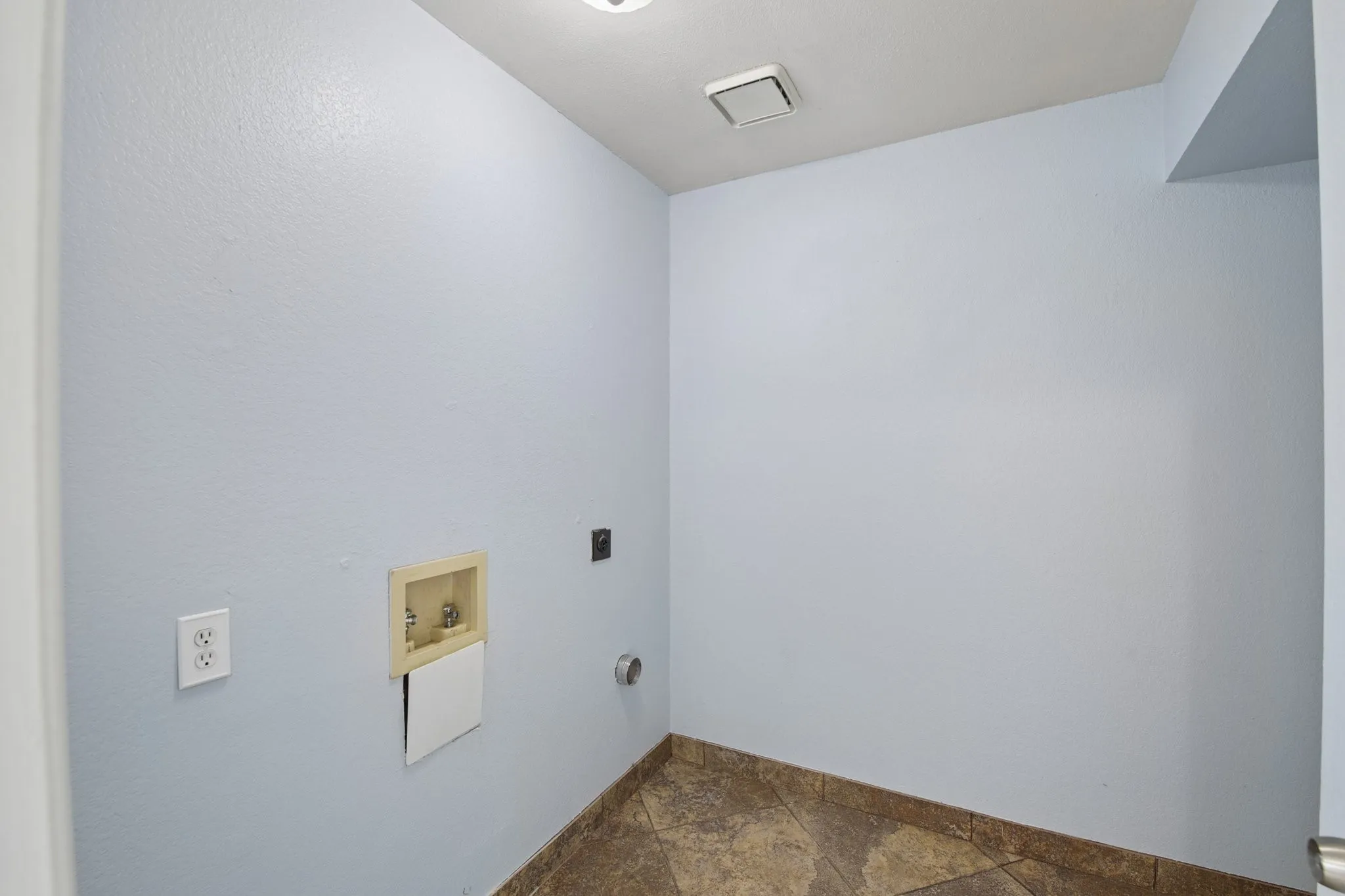 Single Family Residence For Sale in Tarrant County , 1125 Concord Drive, Mansfield, Texas 76063, 4 Bedroom, 3 Bathroom, Garage spaces, 2,002 Sqft, built in 1987, mls#21376704, Real Estate Agent in Mansfield, Homes For Sale in Tarrant county, Homes For Sale in Mansfield, Realtor in Mansfield Texas, Real Estate Brokerage Independent Realty Texas, Luminita Cordes Realtor