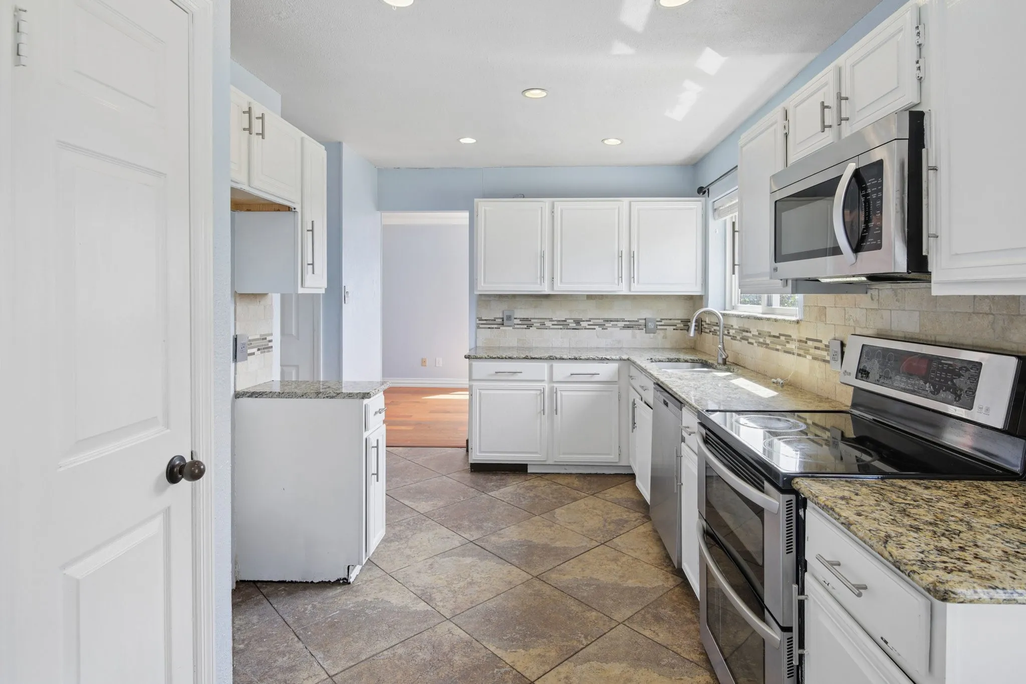 Single Family Residence For Sale in Tarrant County , 1125 Concord Drive, Mansfield, Texas 76063, 4 Bedroom, 3 Bathroom, Garage spaces, 2,002 Sqft, built in 1987, mls#21376704, Real Estate Agent in Mansfield, Homes For Sale in Tarrant county, Homes For Sale in Mansfield, Realtor in Mansfield Texas, Real Estate Brokerage Independent Realty Texas, Luminita Cordes Realtor