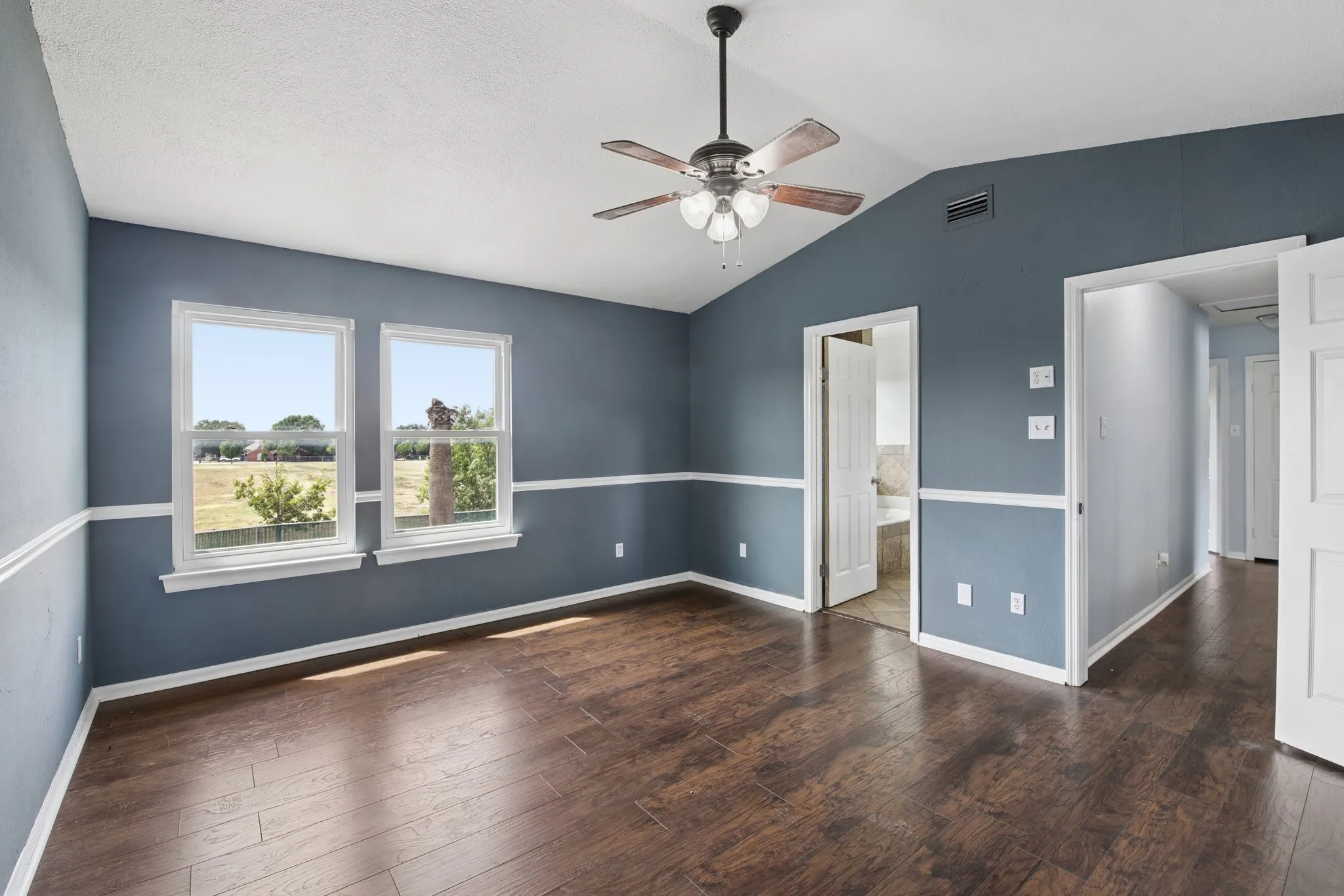 Single Family Residence For Sale in Tarrant County , 1125 Concord Drive, Mansfield, Texas 76063, 4 Bedroom, 3 Bathroom, Garage spaces, 2,002 Sqft, built in 1987, mls#21376704, Real Estate Agent in Mansfield, Homes For Sale in Tarrant county, Homes For Sale in Mansfield, Realtor in Mansfield Texas, Real Estate Brokerage Independent Realty Texas, Luminita Cordes Realtor