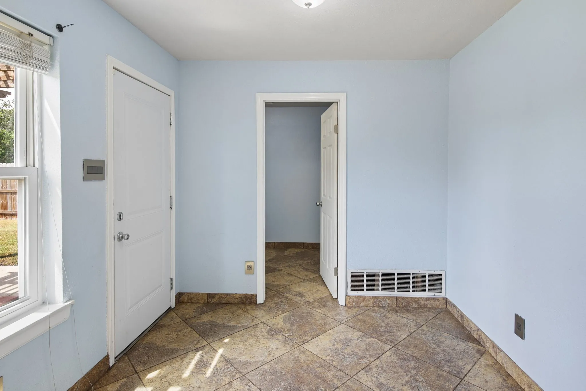Single Family Residence For Sale in Tarrant County , 1125 Concord Drive, Mansfield, Texas 76063, 4 Bedroom, 3 Bathroom, Garage spaces, 2,002 Sqft, built in 1987, mls#21376704, Real Estate Agent in Mansfield, Homes For Sale in Tarrant county, Homes For Sale in Mansfield, Realtor in Mansfield Texas, Real Estate Brokerage Independent Realty Texas, Luminita Cordes Realtor