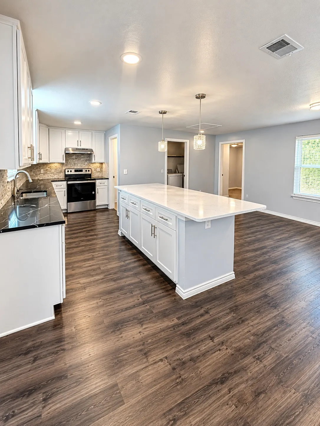 Single Family Residence For Sale in Tarrant County , 3513 Hardeman Street, Fort Worth, Texas 76119, 6 Bedroom, 3 Bathroom, Garage spaces, 2,801 Sqft, built in 1951, mls#21396530, Real Estate Agent in Fort Worth, Homes For Sale in Tarrant county, Homes For Sale in Fort Worth, Realtor in Fort Worth Texas, Real Estate Brokerage Independent Realty Texas, Luminita Cordes Realtor