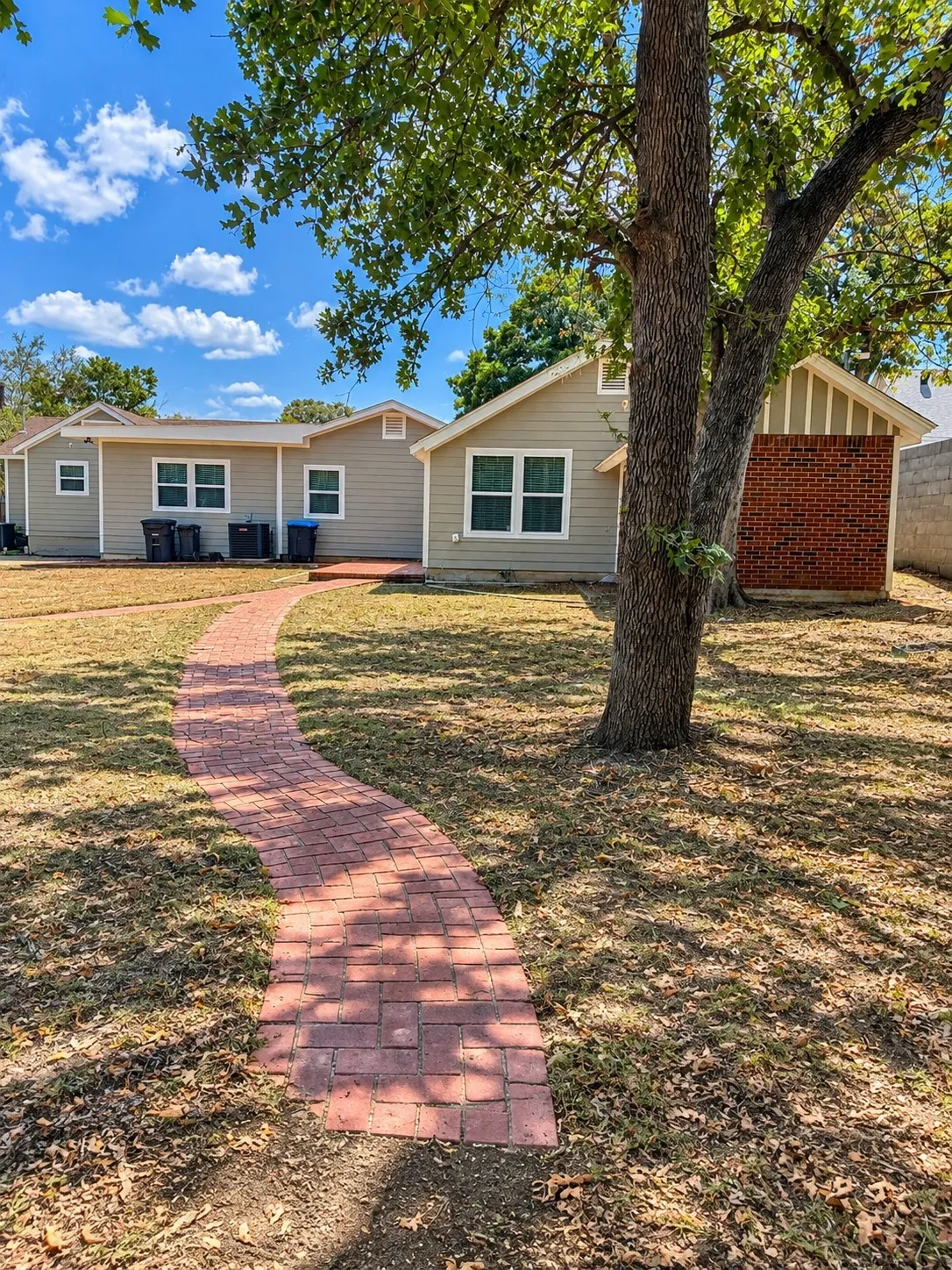 Single Family Residence For Sale in Tarrant County , 3513 E Hardeman Street, Fort Worth, Texas 76119, 6 Bedroom, 3 Bathroom, Garage spaces, 2,801 Sqft, built in 1951, mls#21396530, Real Estate Agent in Fort Worth, Homes For Sale in Tarrant county, Homes For Sale in Fort Worth, Realtor in Fort Worth Texas, Real Estate Brokerage Independent Realty Texas, Luminita Cordes Realtor