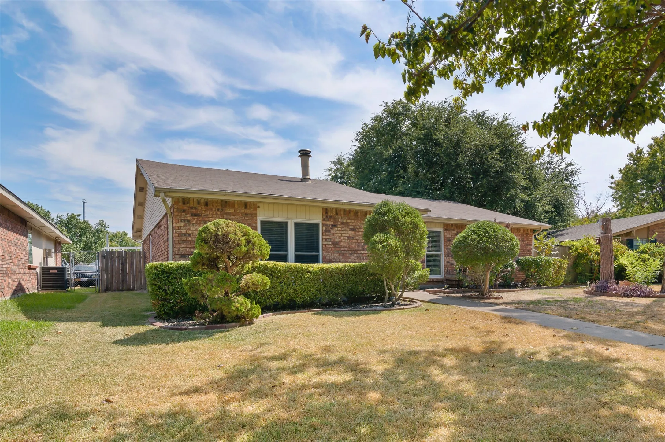 Single Family Residence For Sale in Dallas County , 1418 Paris Drive, Garland, Texas 75040, 3 Bedroom, 2 Bathroom, Garage spaces, 1,820 Sqft, built in 1977, mls#21393353, Real Estate Agent in Garland, Homes For Sale in Dallas county, Homes For Sale in Garland, Realtor in Garland Texas, Real Estate Brokerage Independent Realty Texas, Luminita Cordes Realtor