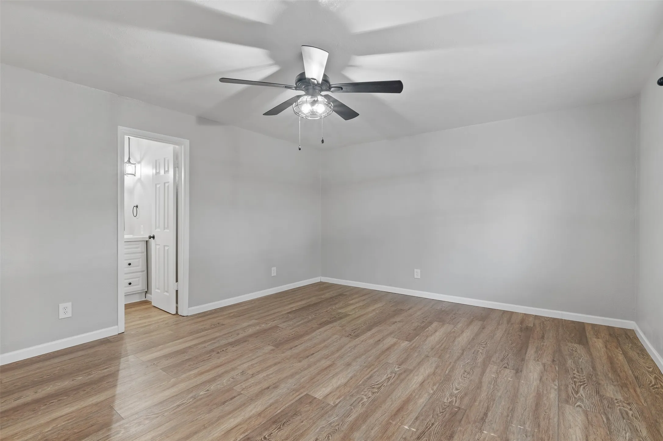 Single Family Residence For Sale in Dallas County , 1418 Paris Drive, Garland, Texas 75040, 3 Bedroom, 2 Bathroom, Garage spaces, 1,820 Sqft, built in 1977, mls#21393353, Real Estate Agent in Garland, Homes For Sale in Dallas county, Homes For Sale in Garland, Realtor in Garland Texas, Real Estate Brokerage Independent Realty Texas, Luminita Cordes Realtor