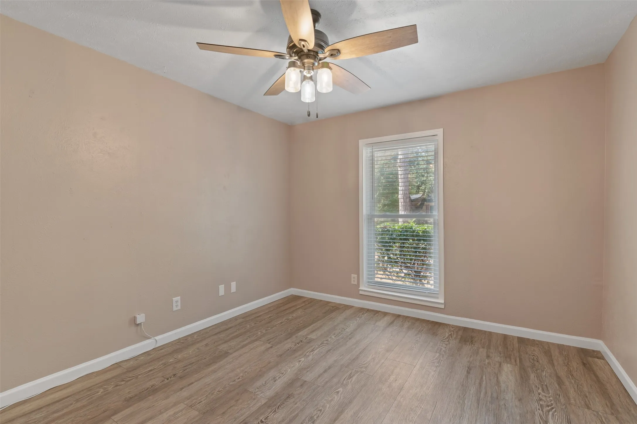 Single Family Residence For Sale in Dallas County , 1418 Paris Drive, Garland, Texas 75040, 3 Bedroom, 2 Bathroom, Garage spaces, 1,820 Sqft, built in 1977, mls#21393353, Real Estate Agent in Garland, Homes For Sale in Dallas county, Homes For Sale in Garland, Realtor in Garland Texas, Real Estate Brokerage Independent Realty Texas, Luminita Cordes Realtor