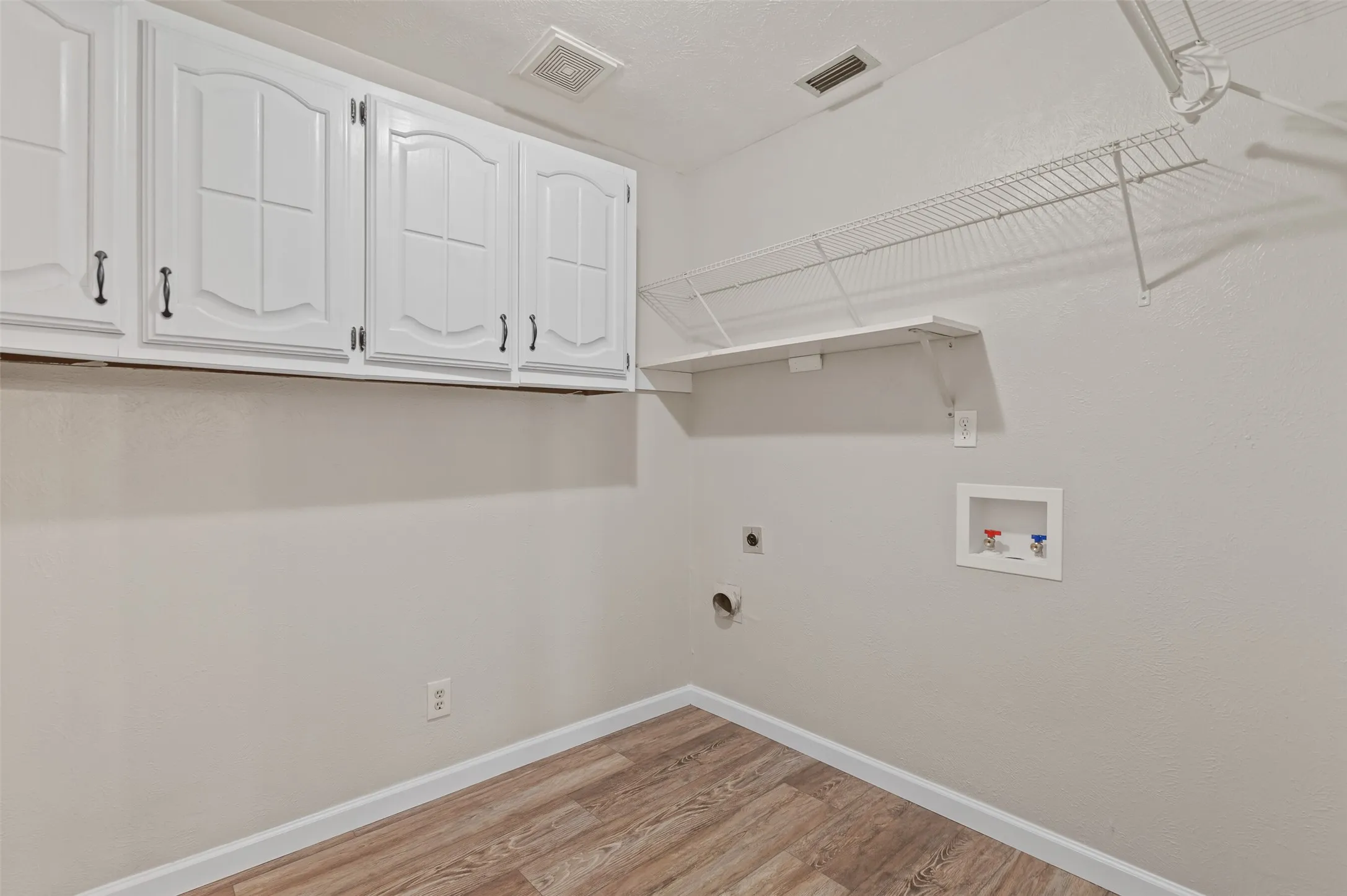 Single Family Residence For Sale in Dallas County , 1418 Paris Drive, Garland, Texas 75040, 3 Bedroom, 2 Bathroom, Garage spaces, 1,820 Sqft, built in 1977, mls#21393353, Real Estate Agent in Garland, Homes For Sale in Dallas county, Homes For Sale in Garland, Realtor in Garland Texas, Real Estate Brokerage Independent Realty Texas, Luminita Cordes Realtor