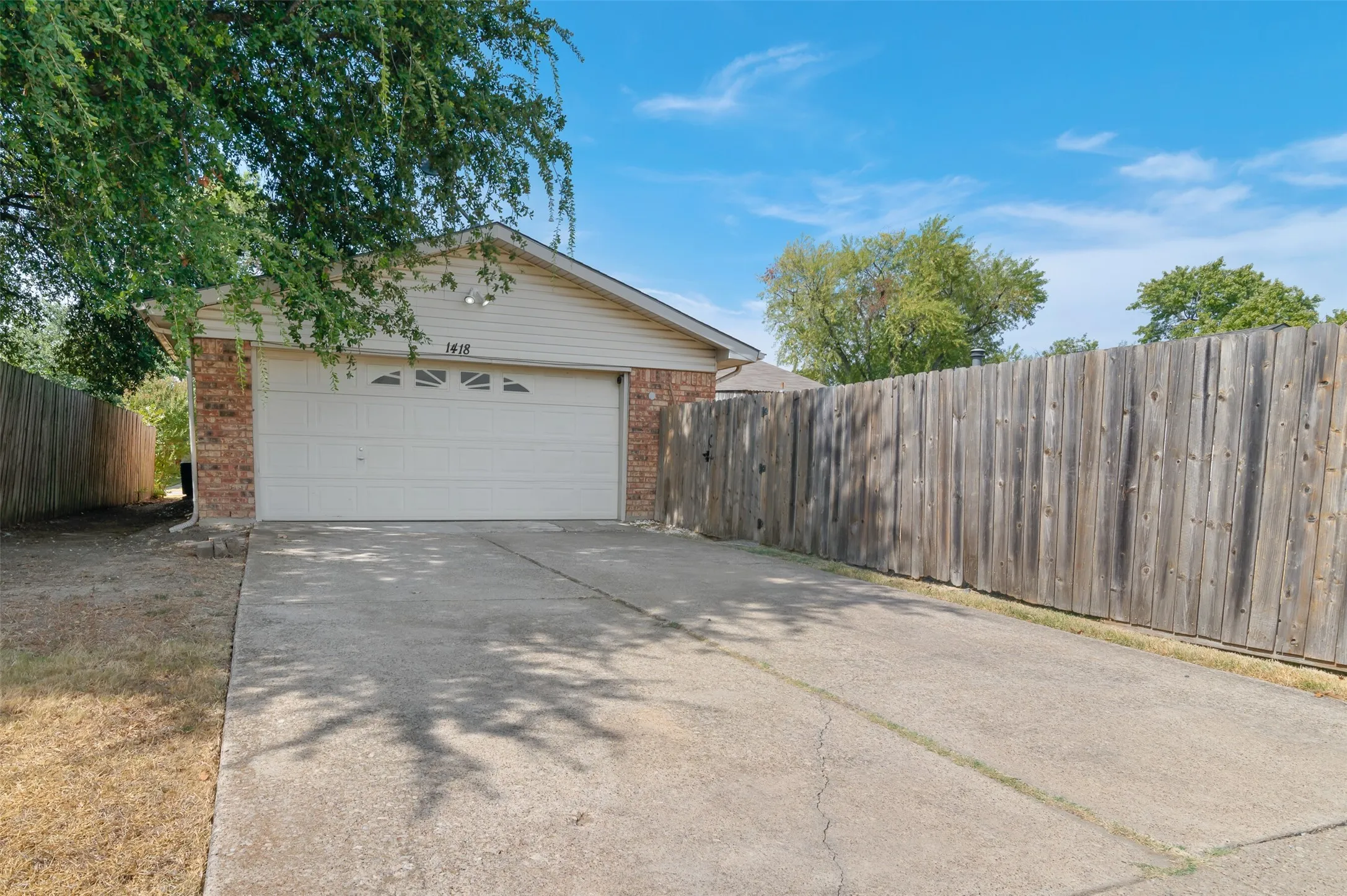 Single Family Residence For Sale in Dallas County , 1418 Paris Drive, Garland, Texas 75040, 3 Bedroom, 2 Bathroom, Garage spaces, 1,820 Sqft, built in 1977, mls#21393353, Real Estate Agent in Garland, Homes For Sale in Dallas county, Homes For Sale in Garland, Realtor in Garland Texas, Real Estate Brokerage Independent Realty Texas, Luminita Cordes Realtor