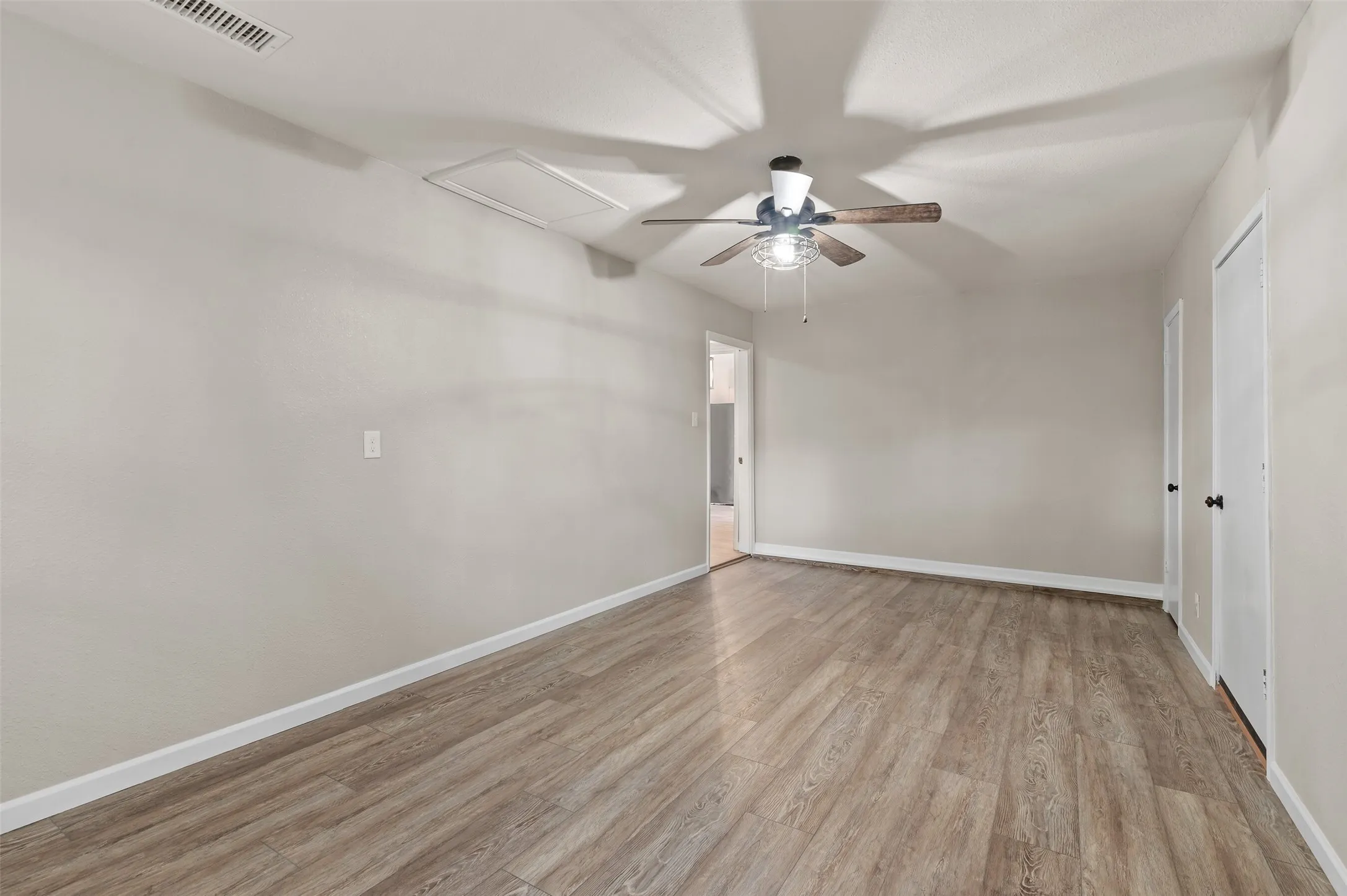 Single Family Residence For Sale in Dallas County , 1418 Paris Drive, Garland, Texas 75040, 3 Bedroom, 2 Bathroom, Garage spaces, 1,820 Sqft, built in 1977, mls#21393353, Real Estate Agent in Garland, Homes For Sale in Dallas county, Homes For Sale in Garland, Realtor in Garland Texas, Real Estate Brokerage Independent Realty Texas, Luminita Cordes Realtor