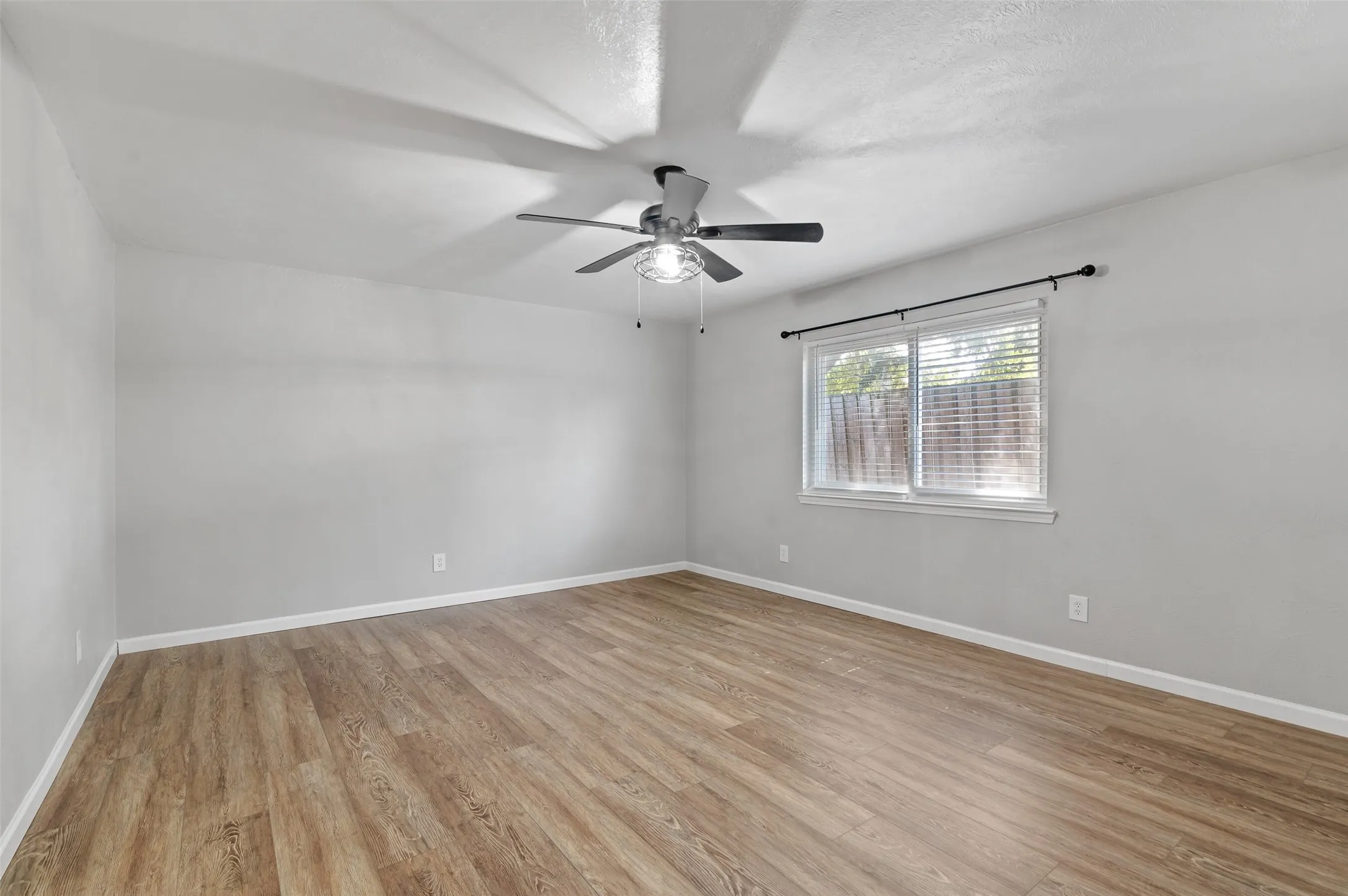 Single Family Residence For Sale in Dallas County , 1418 Paris Drive, Garland, Texas 75040, 3 Bedroom, 2 Bathroom, Garage spaces, 1,820 Sqft, built in 1977, mls#21393353, Real Estate Agent in Garland, Homes For Sale in Dallas county, Homes For Sale in Garland, Realtor in Garland Texas, Real Estate Brokerage Independent Realty Texas, Luminita Cordes Realtor