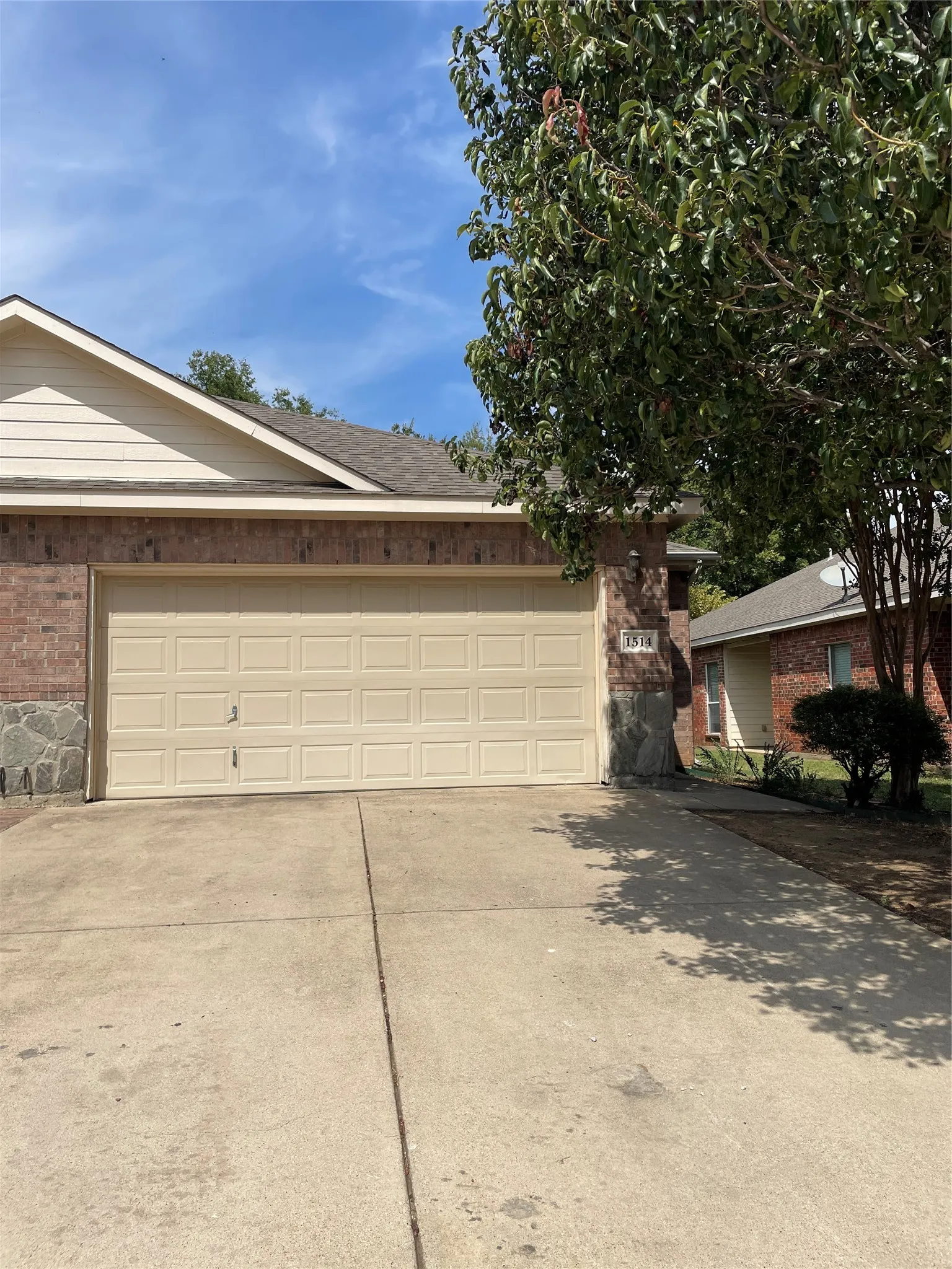 Duplex For Rent in Tarrant County , 1514 Piedmont Drive, Mansfield, Texas 76063, 3 Bedroom, 2 Bathroom, 2 Garage spaces, 1,221 Sqft, built in 2007, mls#21392170, Real Estate Agent in Mansfield, Homes For Rent in Tarrant county, Homes For Rent in Mansfield, Realtor in Mansfield Texas, Real Estate Brokerage Independent Realty Texas, Luminita Cordes Realtor