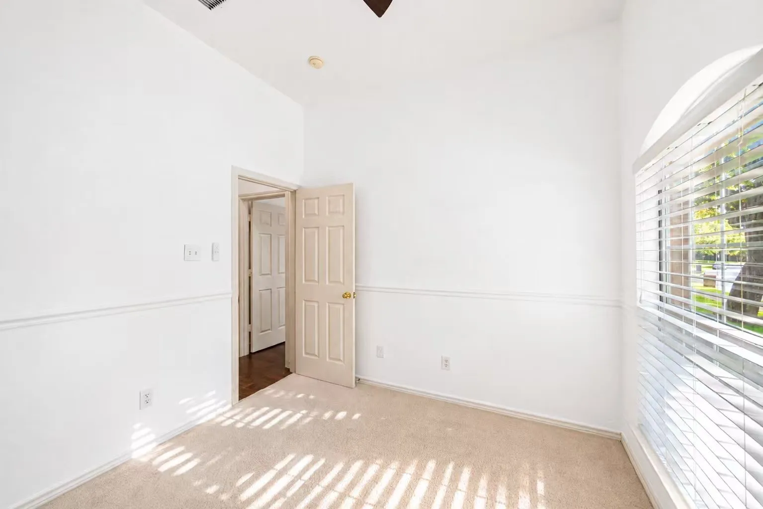 Single Family Residence For Rent in Collin County , 306 Fairfax Drive, Allen, Texas 75013, 4 Bedroom, 2 Bathroom, 2 Garage spaces, 2,182 Sqft, built in 1994, mls#21396542, Real Estate Agent in Allen, Homes For Rent in Collin county, Homes For Rent in Allen, Realtor in Allen Texas, Real Estate Brokerage Independent Realty Texas, Luminita Cordes Realtor