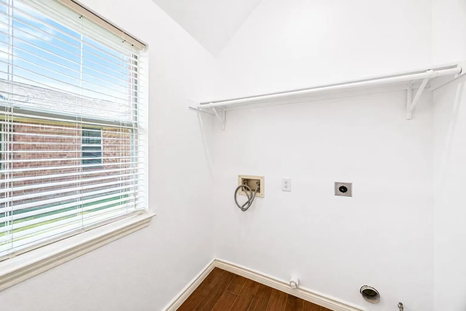 Single Family Residence For Rent in Collin County , 306 Fairfax Drive, Allen, Texas 75013, 4 Bedroom, 2 Bathroom, 2 Garage spaces, 2,182 Sqft, built in 1994, mls#21396542, Real Estate Agent in Allen, Homes For Rent in Collin county, Homes For Rent in Allen, Realtor in Allen Texas, Real Estate Brokerage Independent Realty Texas, Luminita Cordes Realtor