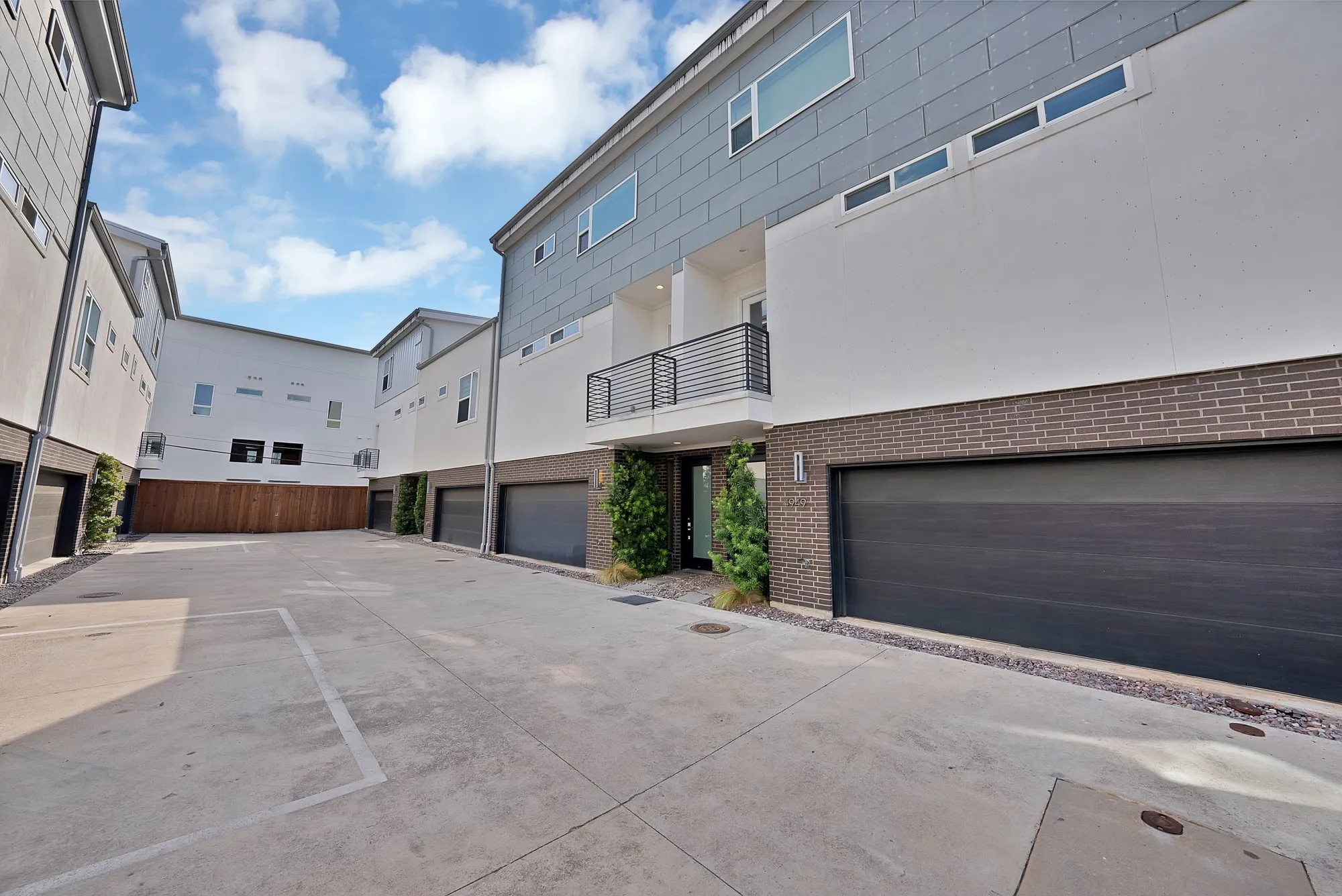 Townhouse For Rent in Dallas County , 4935 Zuma Court, Dallas, Texas 75206, 3 Bedroom, 4 Bathroom, 2 Garage spaces, 2,018 Sqft, built in 2015, mls#21396444, Real Estate Agent in Dallas, Homes For Rent in Dallas county, Homes For Rent in Dallas, Realtor in Dallas Texas, Real Estate Brokerage Independent Realty Texas, Luminita Cordes Realtor