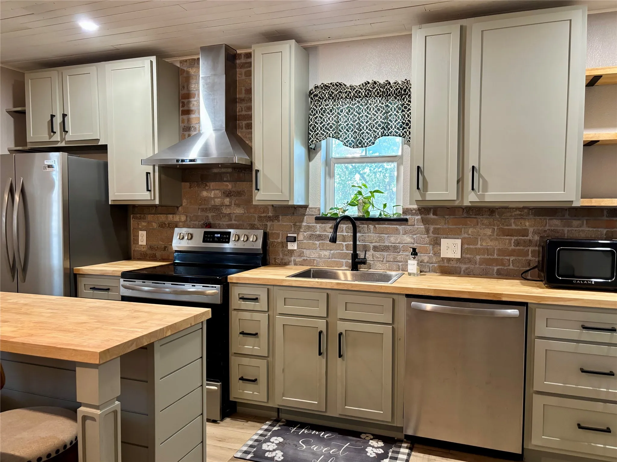 Single Family Residence For Sale in Parker County , 111 Rupert Court, Weatherford, Texas 76087, 2 Bedroom, 2 Bathroom, Garage spaces, 1,100 Sqft, built in 2011, mls#21396556, Real Estate Agent in Weatherford, Homes For Sale in Parker county, Homes For Sale in Weatherford, Realtor in Weatherford Texas, Real Estate Brokerage Independent Realty Texas, Luminita Cordes Realtor