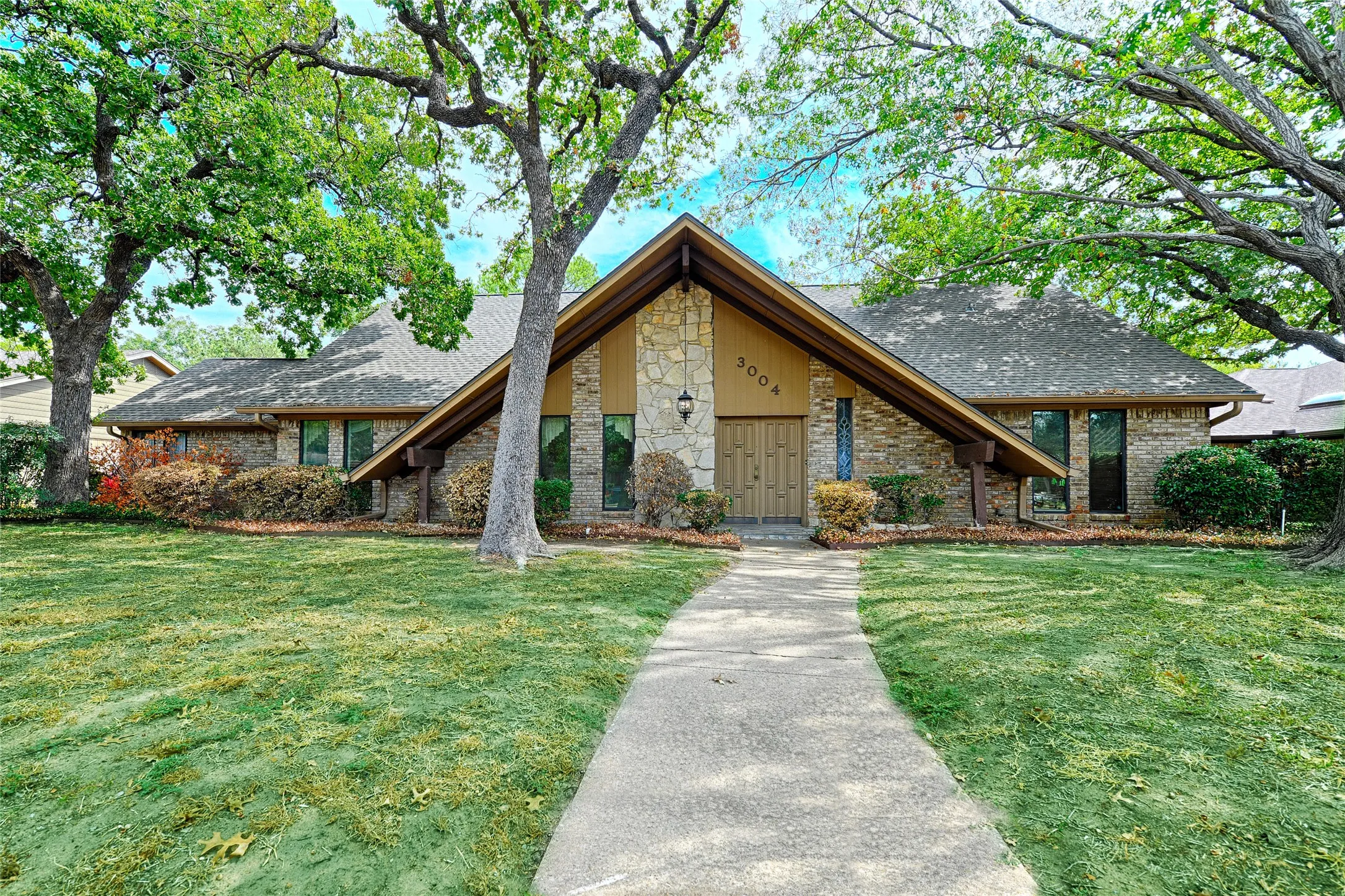 Single Family Residence For Sale in Dallas County , 3004 Wingren Road, Irving, Texas 75062, 5 Bedroom, 4 Bathroom, 2 Garage spaces, 3,335 Sqft, built in 1973, mls#21394056, Real Estate Agent in Irving, Homes For Sale in Dallas county, Homes For Sale in Irving, Realtor in Irving Texas, Real Estate Brokerage Independent Realty Texas, Luminita Cordes Realtor