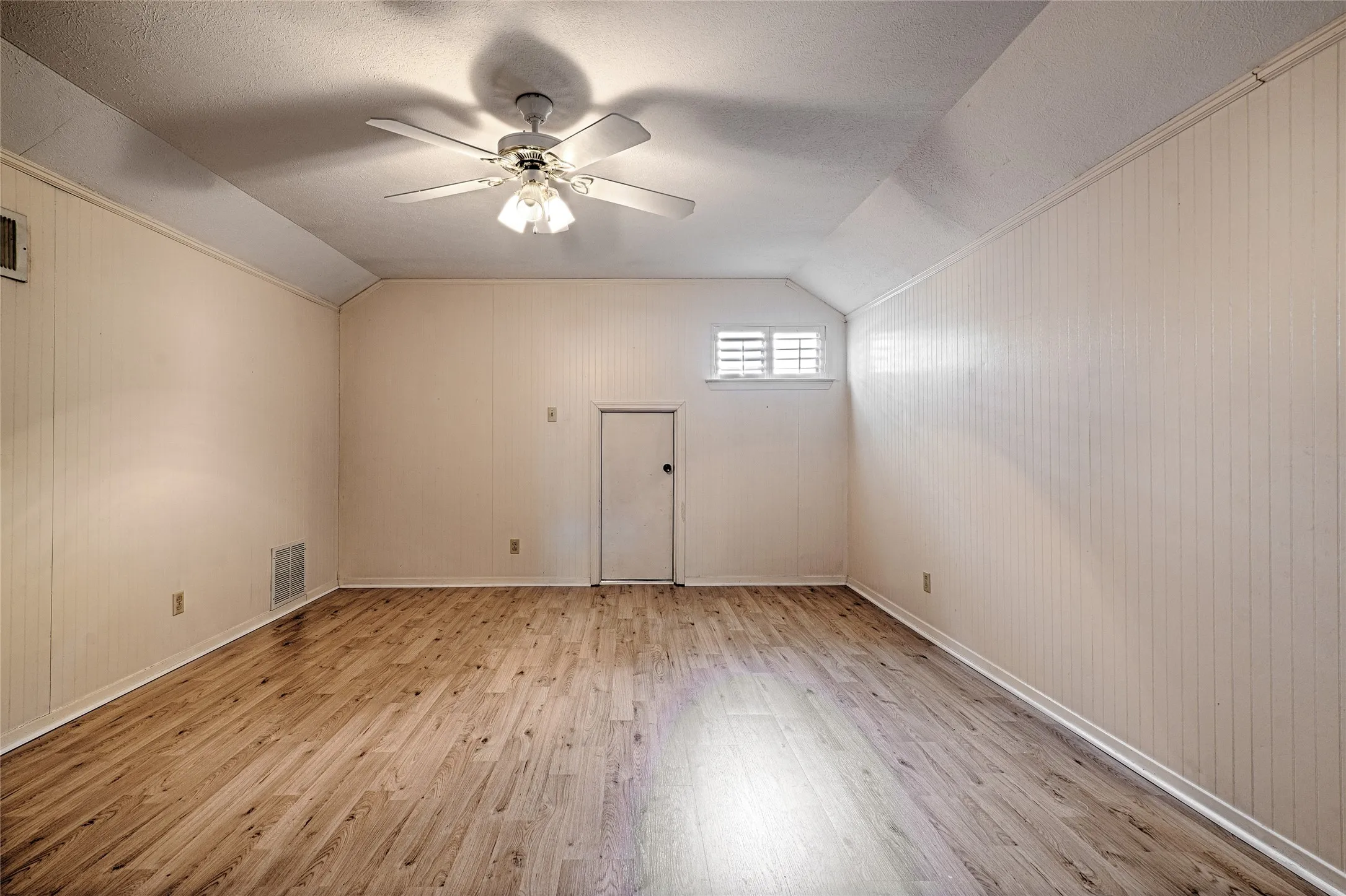 Single Family Residence For Sale in Dallas County , 3004 Wingren Road, Irving, Texas 75062, 5 Bedroom, 4 Bathroom, 2 Garage spaces, 3,335 Sqft, built in 1973, mls#21394056, Real Estate Agent in Irving, Homes For Sale in Dallas county, Homes For Sale in Irving, Realtor in Irving Texas, Real Estate Brokerage Independent Realty Texas, Luminita Cordes Realtor