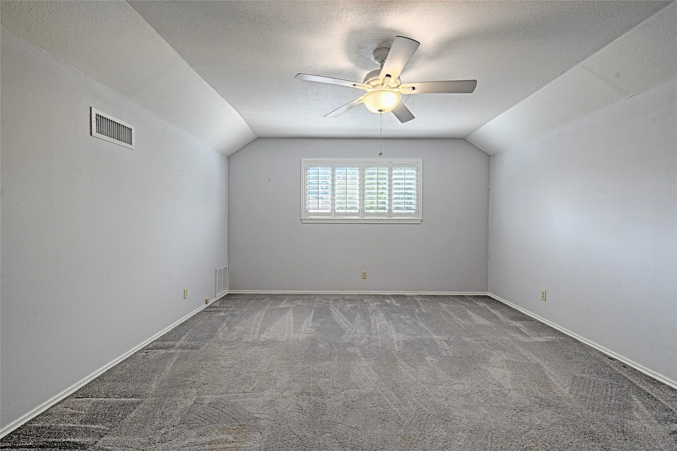 Vaulted ceiling with a ceiling fan light fixture