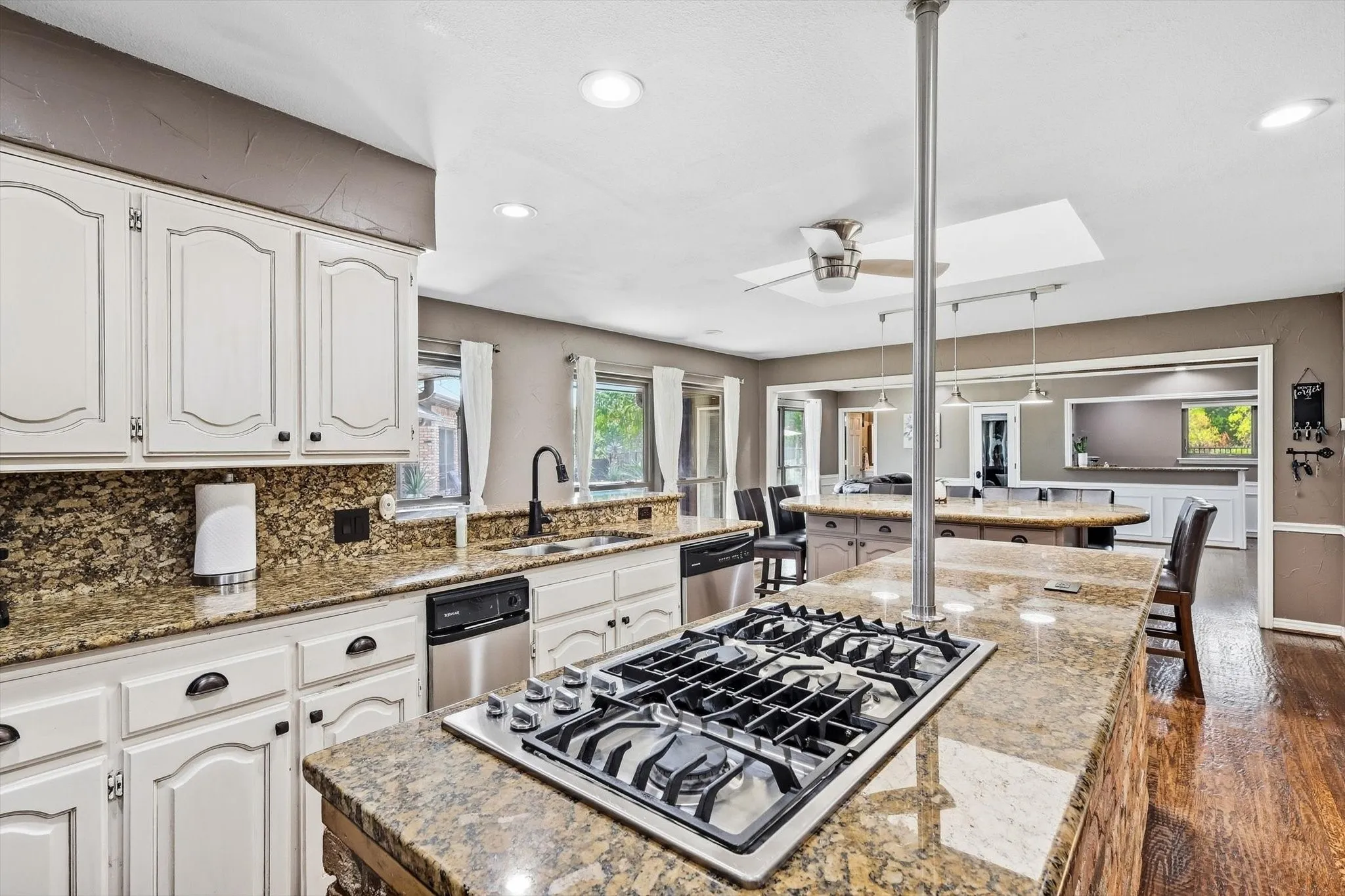 Single Family Residence For Sale in Denton County , 3801 Post Oak Road, Flower Mound, Texas 75022, 4 Bedroom, 4 Bathroom, 2 Garage spaces, 4,601 Sqft, built in 1986, mls#21394945, Real Estate Agent in Flower Mound, Homes For Sale in Denton county, Homes For Sale in Flower Mound, Realtor in Flower Mound Texas, Real Estate Brokerage Independent Realty Texas, Luminita Cordes Realtor