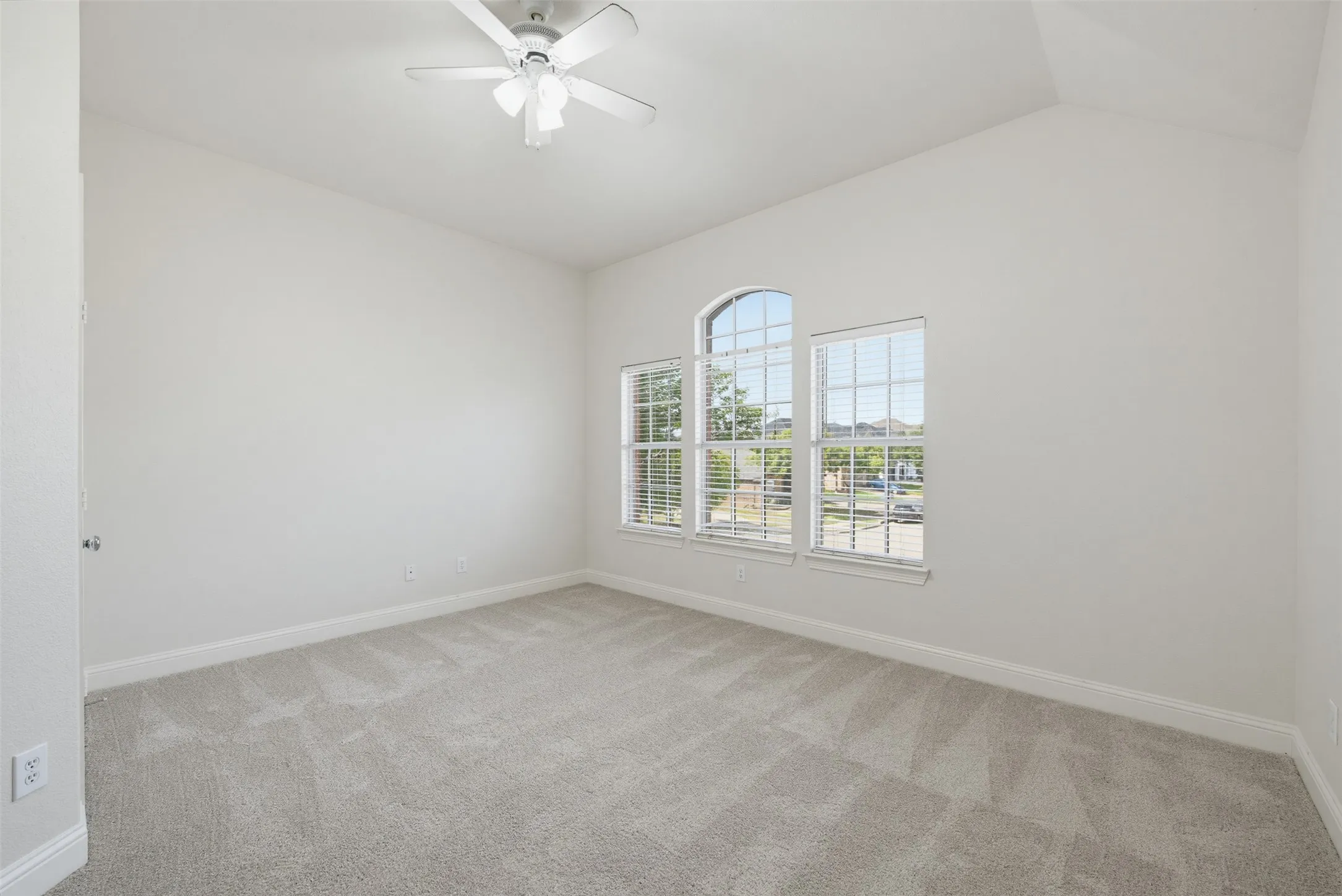 Single Family Residence For Sale in Dallas County , 5168 Finnhorse Drive, Grand Prairie, Texas 75052, 4 Bedroom, 3 Bathroom, 2 Garage spaces, 2,933 Sqft, built in 2009, mls#21392808, Real Estate Agent in Grand Prairie, Homes For Sale in Dallas county, Homes For Sale in Grand Prairie, Realtor in Grand Prairie Texas, Real Estate Brokerage Independent Realty Texas, Luminita Cordes Realtor