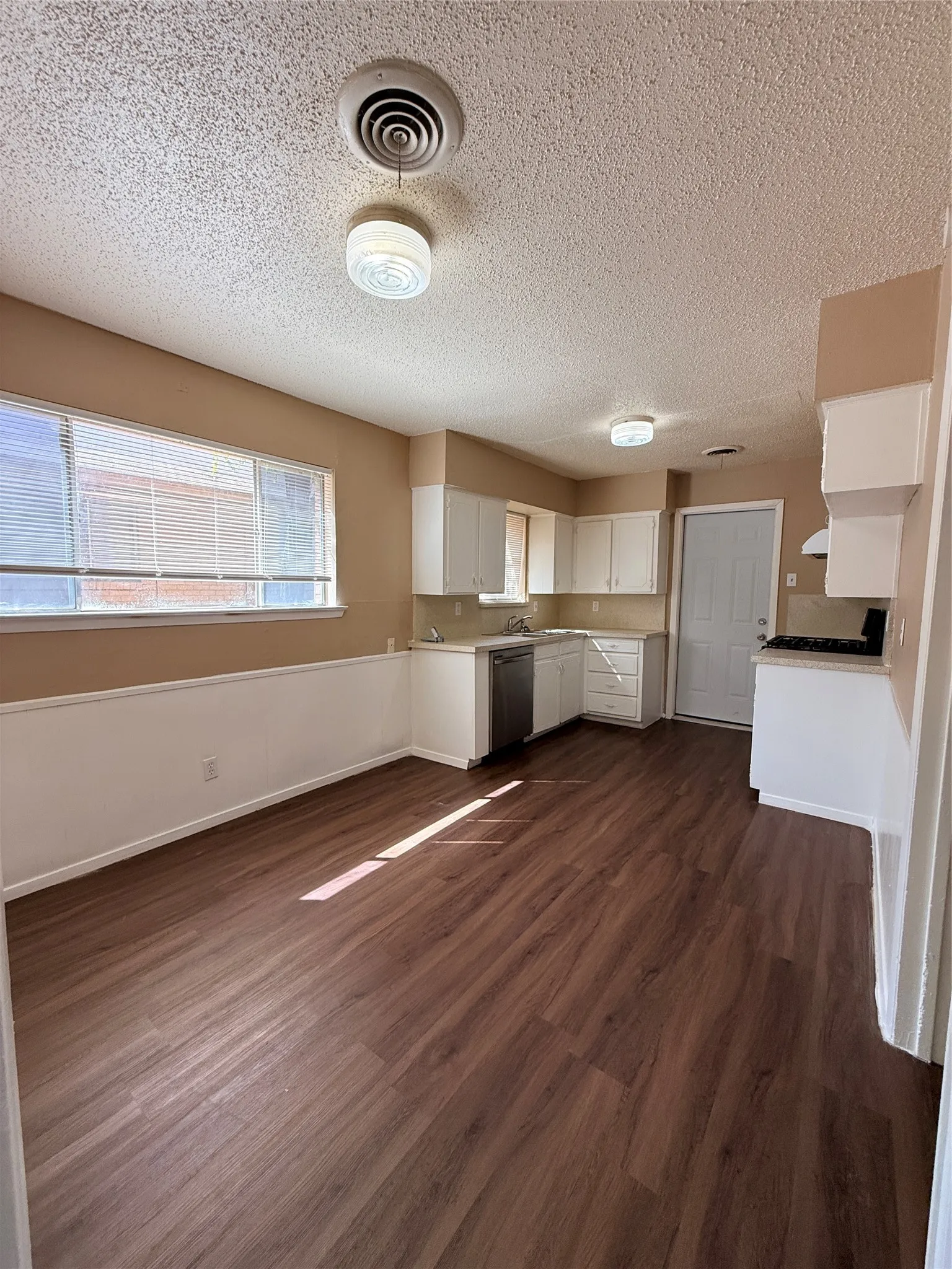 Single Family Residence For Rent in Denton County , 1217 Cordell Street, Denton, Texas 76201, 4 Bedroom, 2 Bathroom, 2 Garage spaces, 1,509 Sqft, built in 1960, mls#21396560, Real Estate Agent in Denton, Homes For Rent in Denton county, Homes For Rent in Denton, Realtor in Denton Texas, Real Estate Brokerage Independent Realty Texas, Luminita Cordes Realtor
