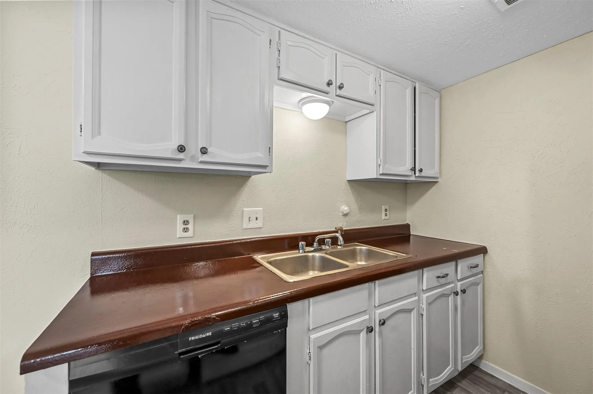 Quadruplex For Rent in Kaufman County , 505 N Morris Street 5, Terrell, Texas 75160, 1 Bedroom, 1 Bathroom, Garage spaces, 600 Sqft, built in 1983, mls#21396565, Real Estate Agent in Terrell, Homes For Rent in Kaufman county, Homes For Rent in Terrell, Realtor in Terrell Texas, Real Estate Brokerage Independent Realty Texas, Luminita Cordes Realtor