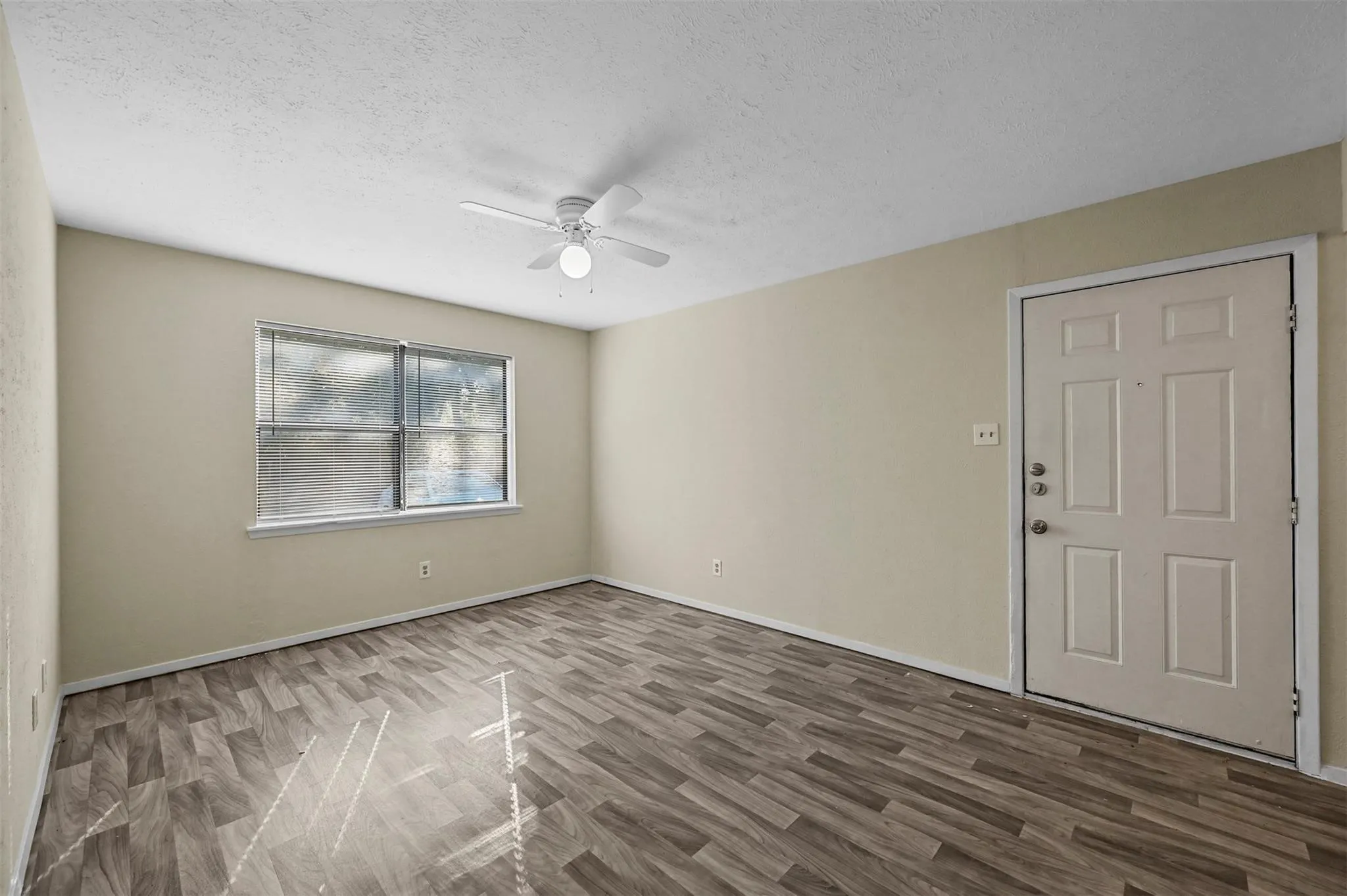 Quadruplex For Rent in Kaufman County , 505 N Morris Street 5, Terrell, Texas 75160, 1 Bedroom, 1 Bathroom, Garage spaces, 600 Sqft, built in 1983, mls#21396565, Real Estate Agent in Terrell, Homes For Rent in Kaufman county, Homes For Rent in Terrell, Realtor in Terrell Texas, Real Estate Brokerage Independent Realty Texas, Luminita Cordes Realtor