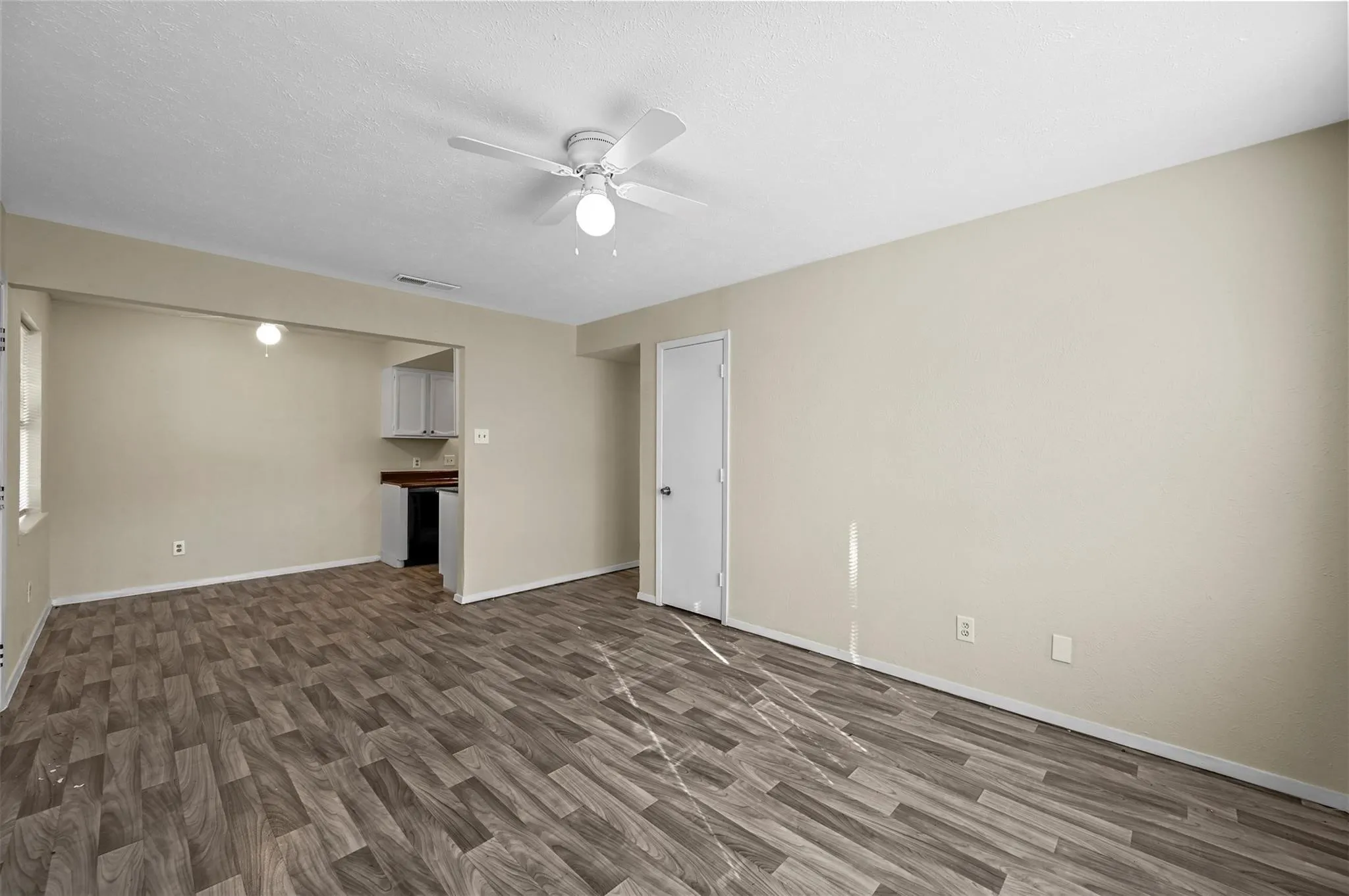 Quadruplex For Rent in Kaufman County , 505 N Morris Street 5, Terrell, Texas 75160, 1 Bedroom, 1 Bathroom, Garage spaces, 600 Sqft, built in 1983, mls#21396565, Real Estate Agent in Terrell, Homes For Rent in Kaufman county, Homes For Rent in Terrell, Realtor in Terrell Texas, Real Estate Brokerage Independent Realty Texas, Luminita Cordes Realtor