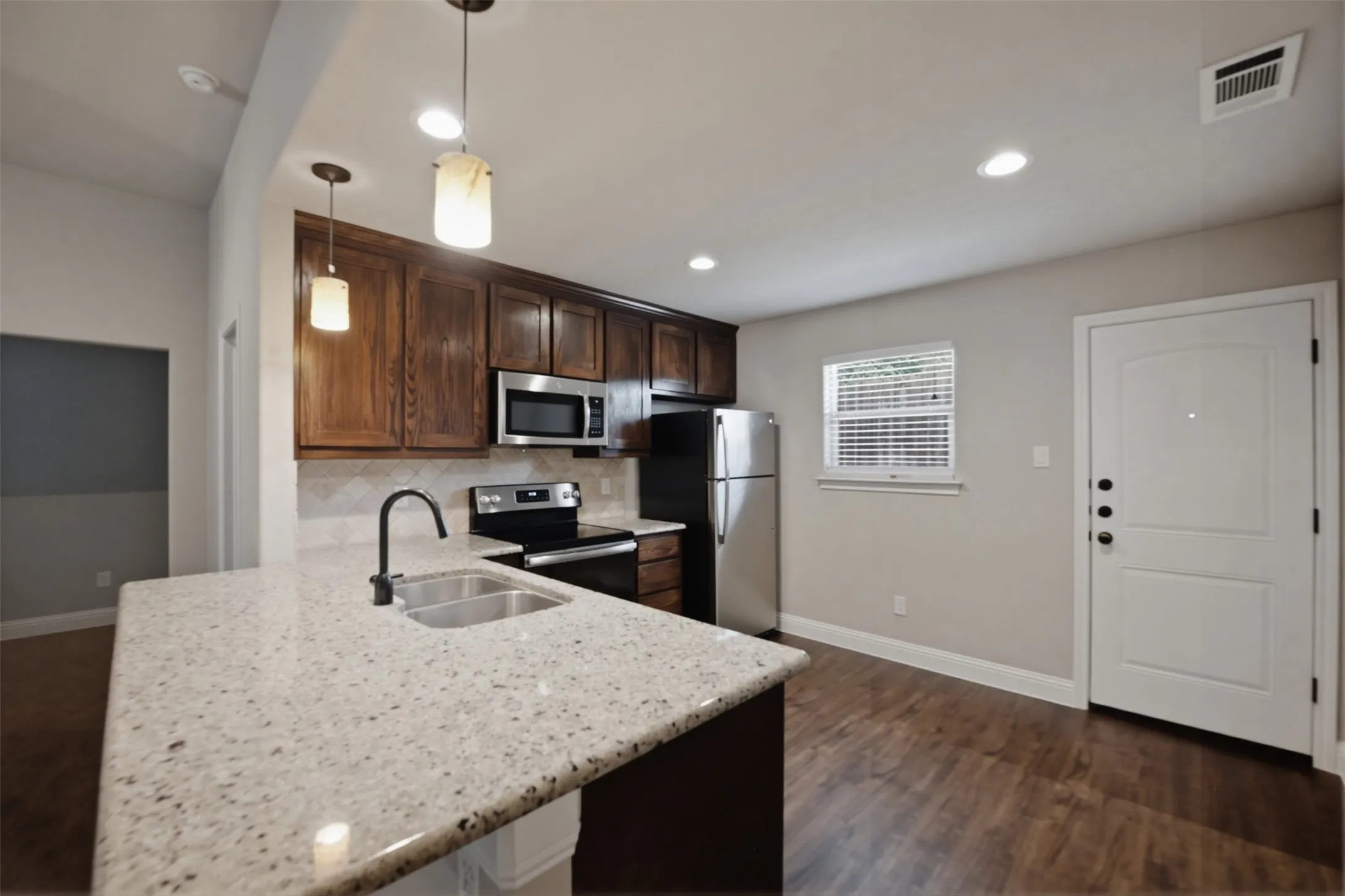 Duplex For Rent in Tarrant County , 1325 White Sand Drive 1329, Pelican Bay, Texas 76020, 3 Bedroom, 2 Bathroom, 1 Garage spaces, 1,227 Sqft, built in 2018, mls#21396414, Real Estate Agent in Pelican Bay, Homes For Rent in Tarrant county, Homes For Rent in Pelican Bay, Realtor in Pelican Bay Texas, Real Estate Brokerage Independent Realty Texas, Luminita Cordes Realtor