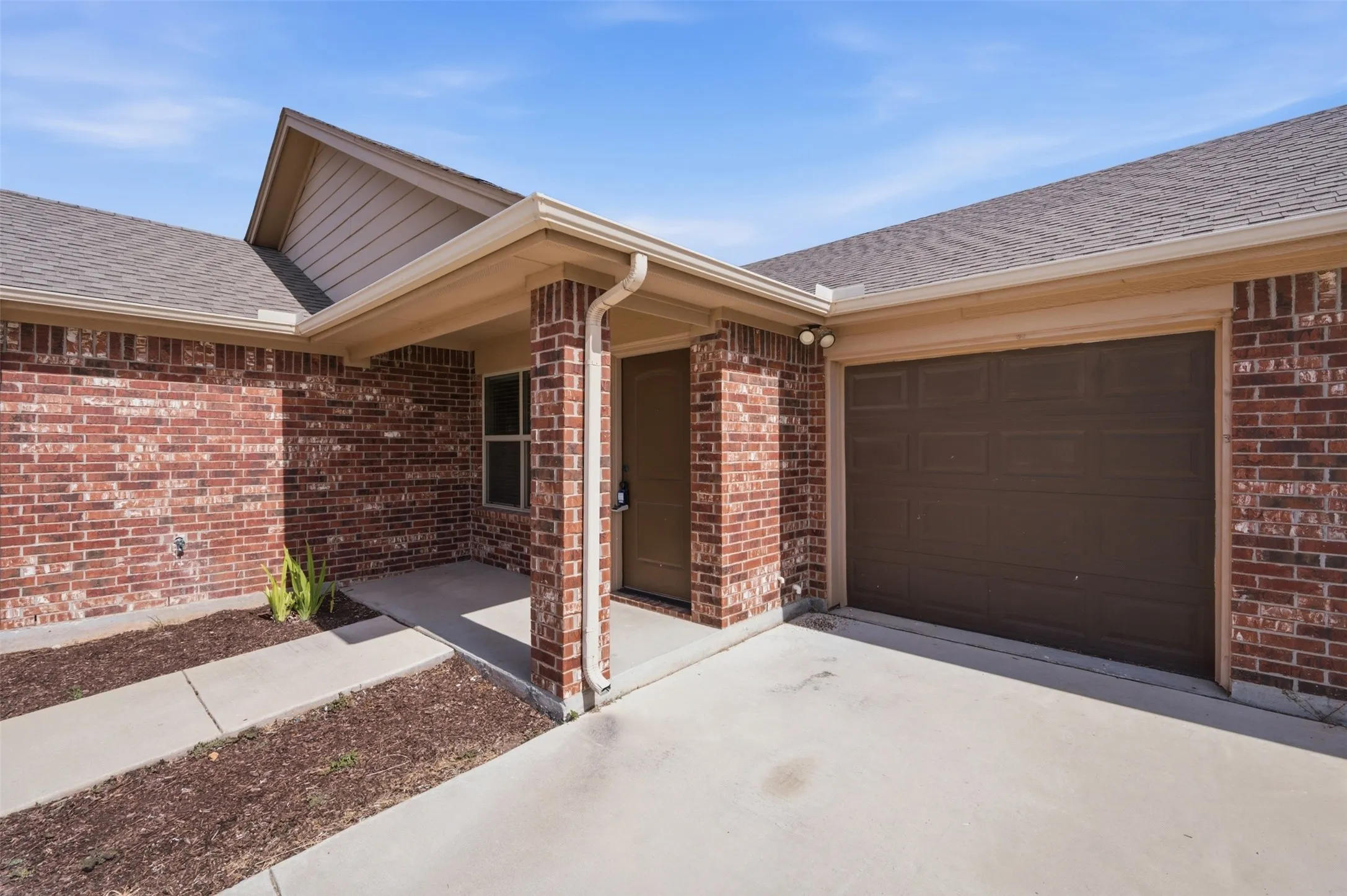 Duplex For Rent in Tarrant County , 1325 White Sand Drive 1329, Pelican Bay, Texas 76020, 3 Bedroom, 2 Bathroom, 1 Garage spaces, 1,227 Sqft, built in 2018, mls#21396414, Real Estate Agent in Pelican Bay, Homes For Rent in Tarrant county, Homes For Rent in Pelican Bay, Realtor in Pelican Bay Texas, Real Estate Brokerage Independent Realty Texas, Luminita Cordes Realtor