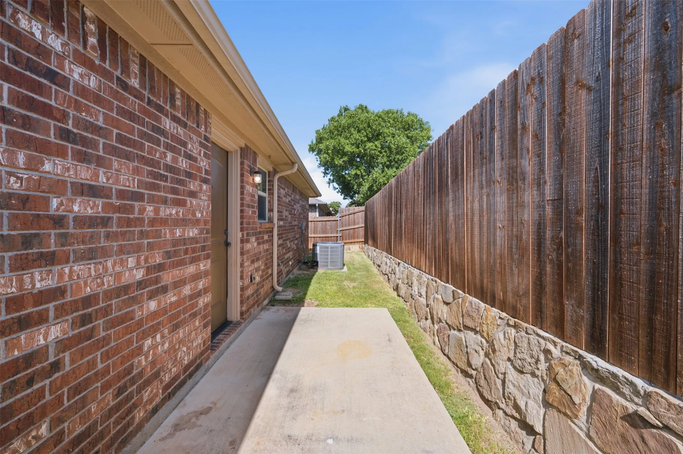 Duplex For Rent in Tarrant County , 1325 White Sand Drive 1329, Pelican Bay, Texas 76020, 3 Bedroom, 2 Bathroom, 1 Garage spaces, 1,227 Sqft, built in 2018, mls#21396414, Real Estate Agent in Pelican Bay, Homes For Rent in Tarrant county, Homes For Rent in Pelican Bay, Realtor in Pelican Bay Texas, Real Estate Brokerage Independent Realty Texas, Luminita Cordes Realtor