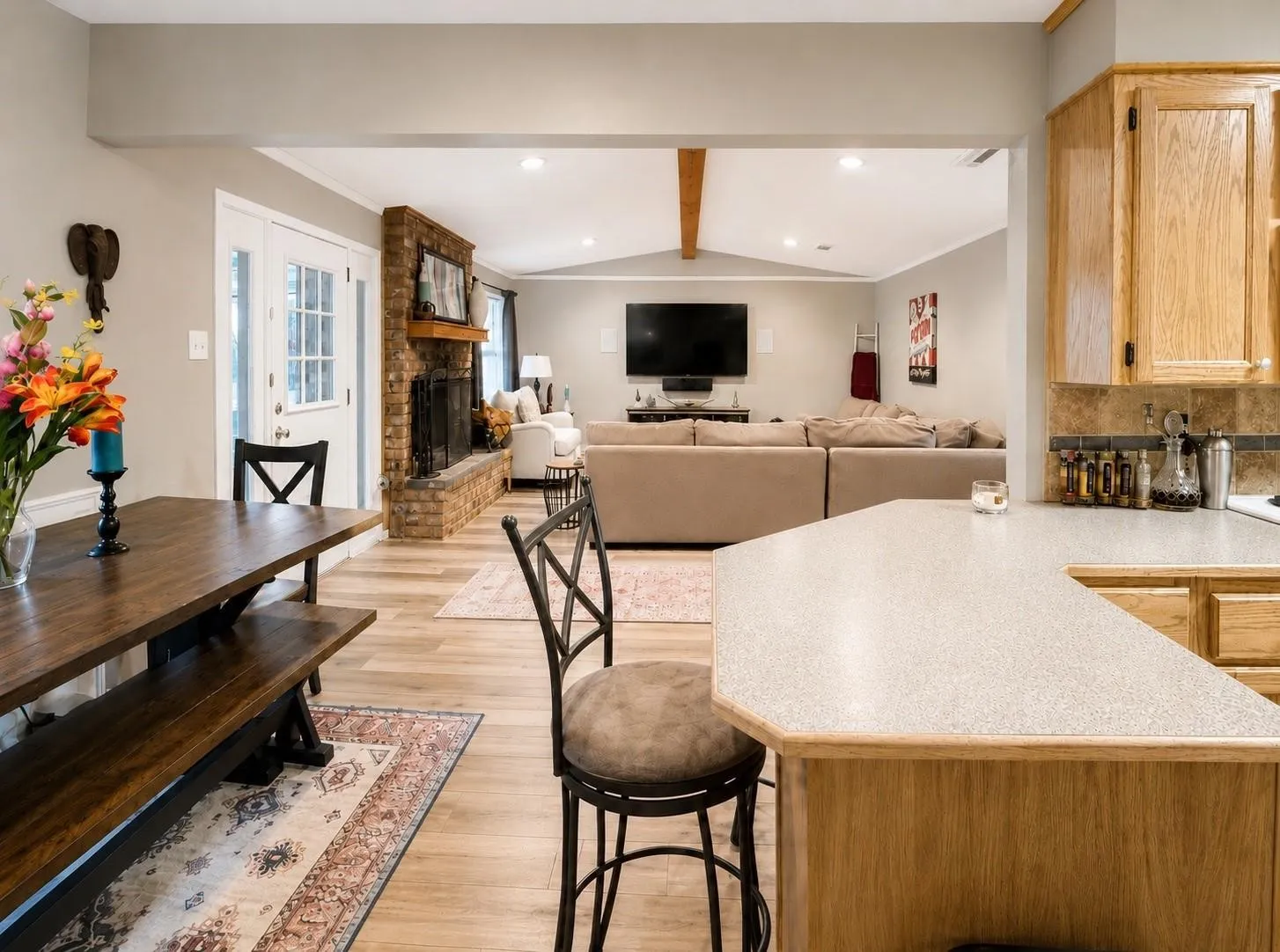 Kitchen with peninsula