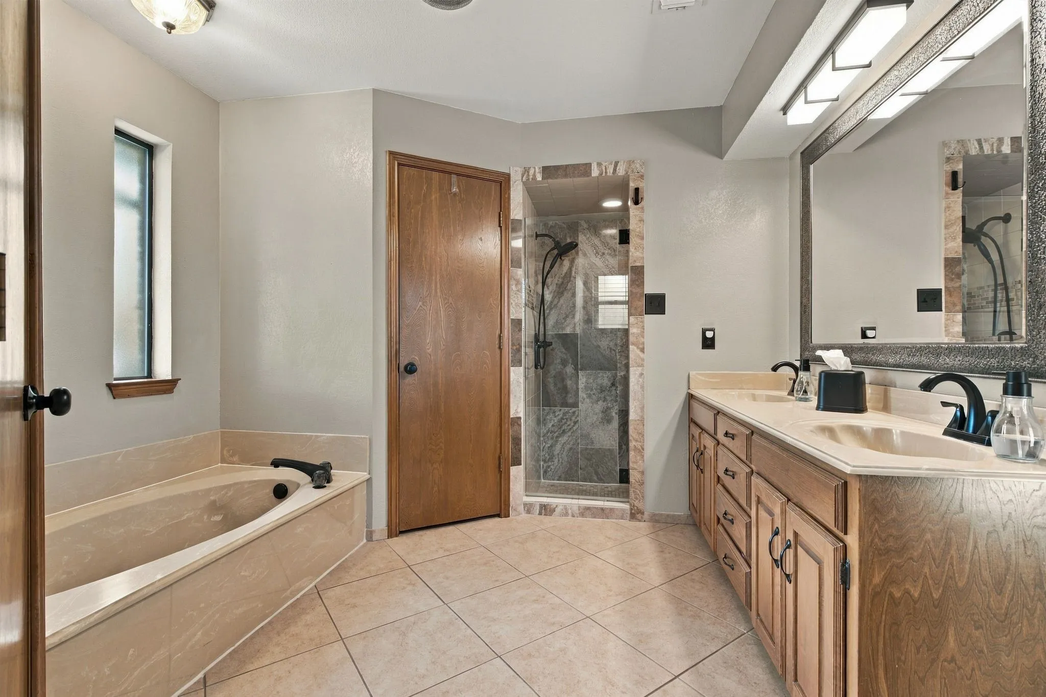 Single Family Residence For Sale in Tarrant County , 7101 Hazel Place, North Richland Hills, Texas 76182, 3 Bedroom, 3 Bathroom, 2 Garage spaces, 1,938 Sqft, built in 1986, mls#21395466, Real Estate Agent in North Richland Hills, Homes For Sale in Tarrant county, Homes For Sale in North Richland Hills, Realtor in North Richland Hills Texas, Real Estate Brokerage Independent Realty Texas, Luminita Cordes Realtor