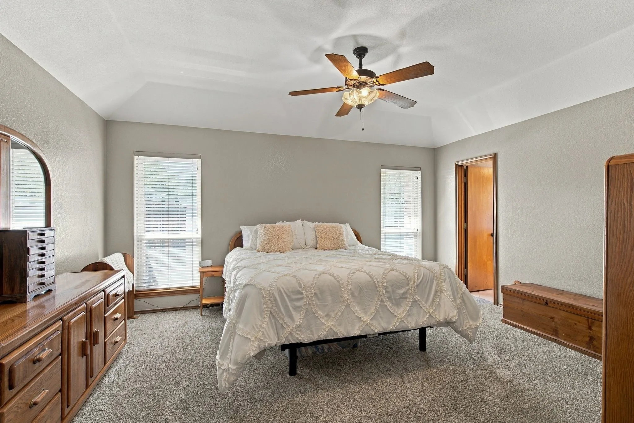 Single Family Residence For Sale in Tarrant County , 7101 Hazel Place, North Richland Hills, Texas 76182, 3 Bedroom, 3 Bathroom, 2 Garage spaces, 1,938 Sqft, built in 1986, mls#21395466, Real Estate Agent in North Richland Hills, Homes For Sale in Tarrant county, Homes For Sale in North Richland Hills, Realtor in North Richland Hills Texas, Real Estate Brokerage Independent Realty Texas, Luminita Cordes Realtor