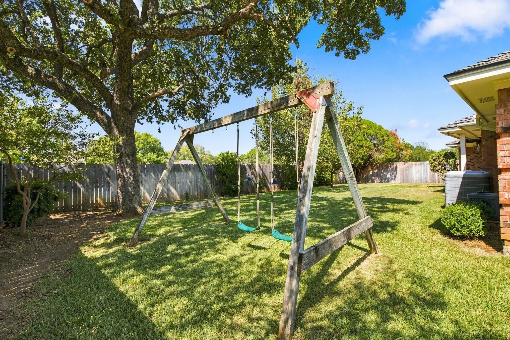 Single Family Residence For Sale in Tarrant County , 7101 Hazel Place, North Richland Hills, Texas 76182, 3 Bedroom, 3 Bathroom, 2 Garage spaces, 1,938 Sqft, built in 1986, mls#21395466, Real Estate Agent in North Richland Hills, Homes For Sale in Tarrant county, Homes For Sale in North Richland Hills, Realtor in North Richland Hills Texas, Real Estate Brokerage Independent Realty Texas, Luminita Cordes Realtor