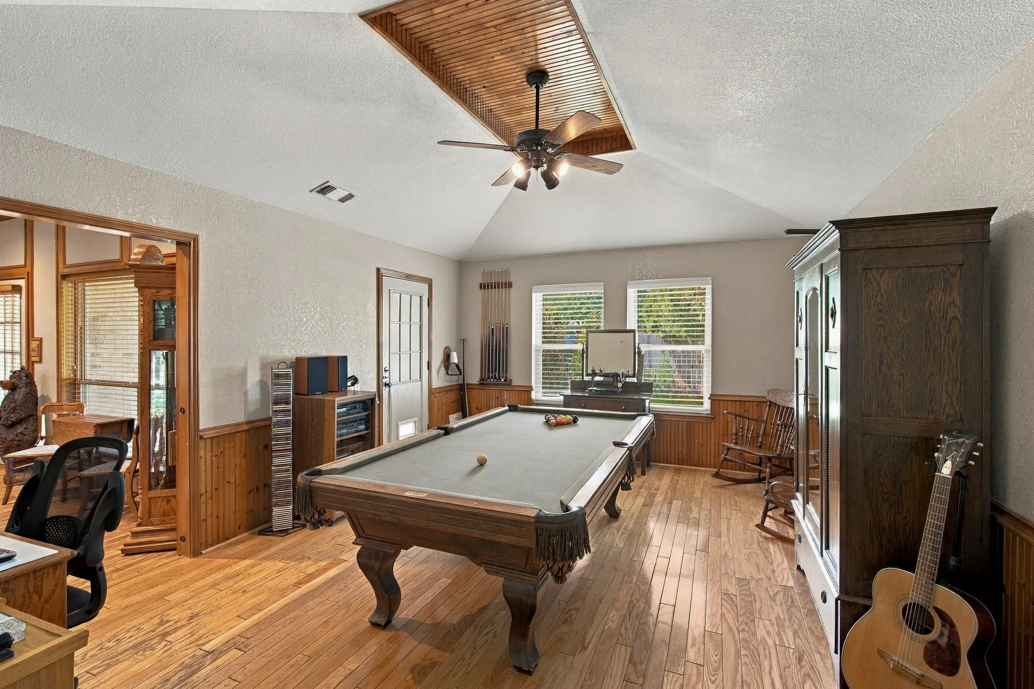 Single Family Residence For Sale in Tarrant County , 7101 Hazel Place, North Richland Hills, Texas 76182, 3 Bedroom, 3 Bathroom, 2 Garage spaces, 1,938 Sqft, built in 1986, mls#21395466, Real Estate Agent in North Richland Hills, Homes For Sale in Tarrant county, Homes For Sale in North Richland Hills, Realtor in North Richland Hills Texas, Real Estate Brokerage Independent Realty Texas, Luminita Cordes Realtor
