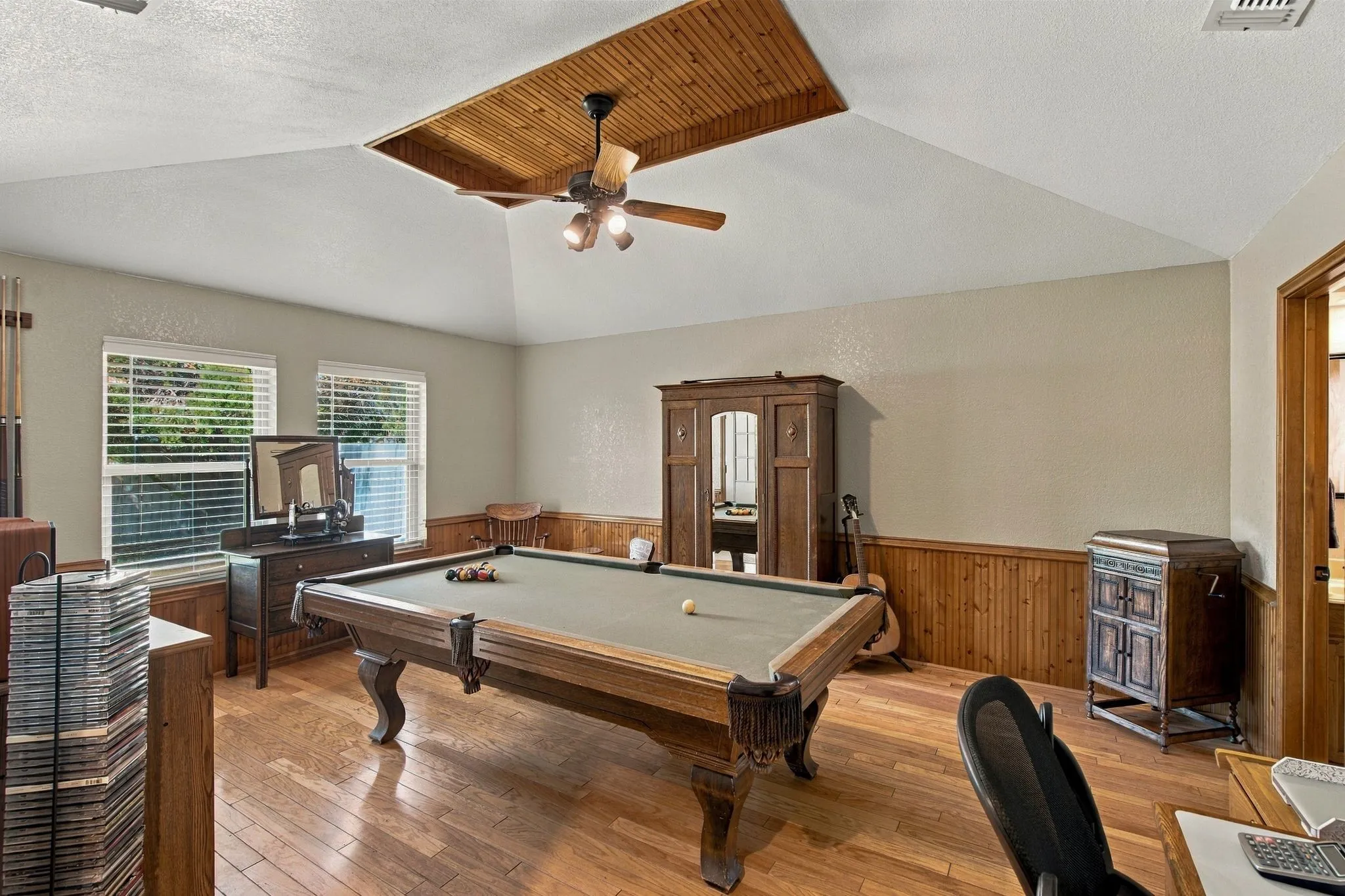 Single Family Residence For Sale in Tarrant County , 7101 Hazel Place, North Richland Hills, Texas 76182, 3 Bedroom, 3 Bathroom, 2 Garage spaces, 1,938 Sqft, built in 1986, mls#21395466, Real Estate Agent in North Richland Hills, Homes For Sale in Tarrant county, Homes For Sale in North Richland Hills, Realtor in North Richland Hills Texas, Real Estate Brokerage Independent Realty Texas, Luminita Cordes Realtor