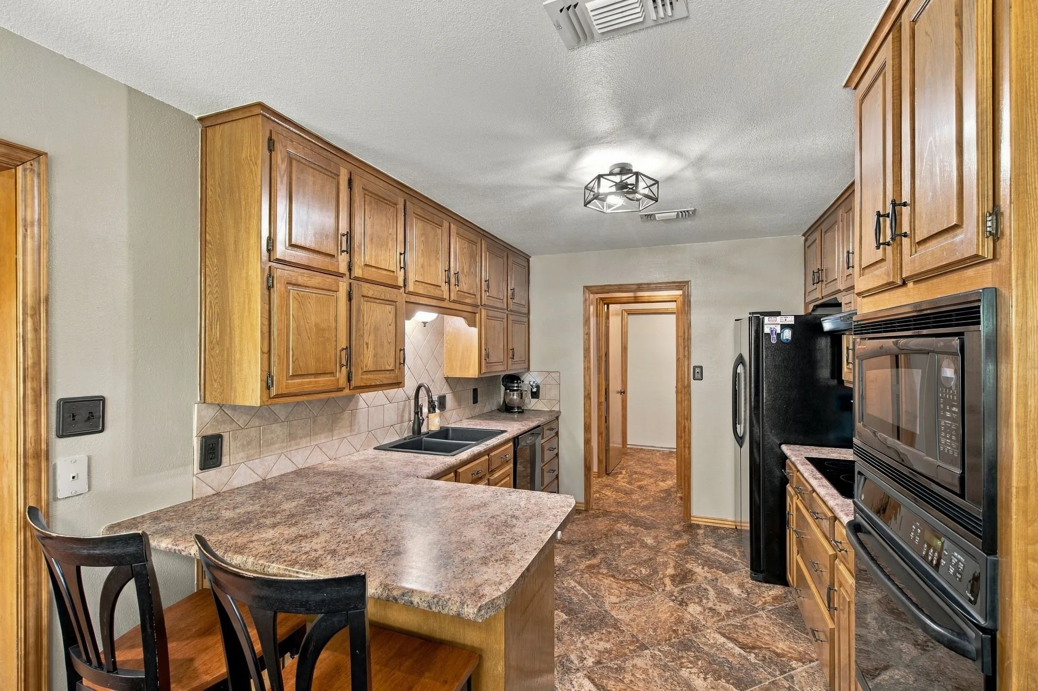 Single Family Residence For Sale in Tarrant County , 7101 Hazel Place, North Richland Hills, Texas 76182, 3 Bedroom, 3 Bathroom, 2 Garage spaces, 1,938 Sqft, built in 1986, mls#21395466, Real Estate Agent in North Richland Hills, Homes For Sale in Tarrant county, Homes For Sale in North Richland Hills, Realtor in North Richland Hills Texas, Real Estate Brokerage Independent Realty Texas, Luminita Cordes Realtor