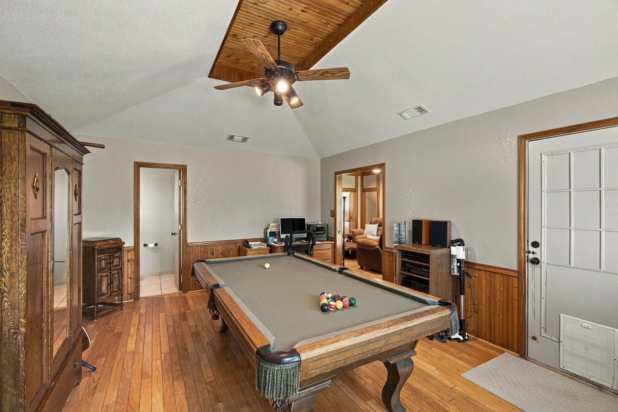 Single Family Residence For Sale in Tarrant County , 7101 Hazel Place, North Richland Hills, Texas 76182, 3 Bedroom, 3 Bathroom, 2 Garage spaces, 1,938 Sqft, built in 1986, mls#21395466, Real Estate Agent in North Richland Hills, Homes For Sale in Tarrant county, Homes For Sale in North Richland Hills, Realtor in North Richland Hills Texas, Real Estate Brokerage Independent Realty Texas, Luminita Cordes Realtor